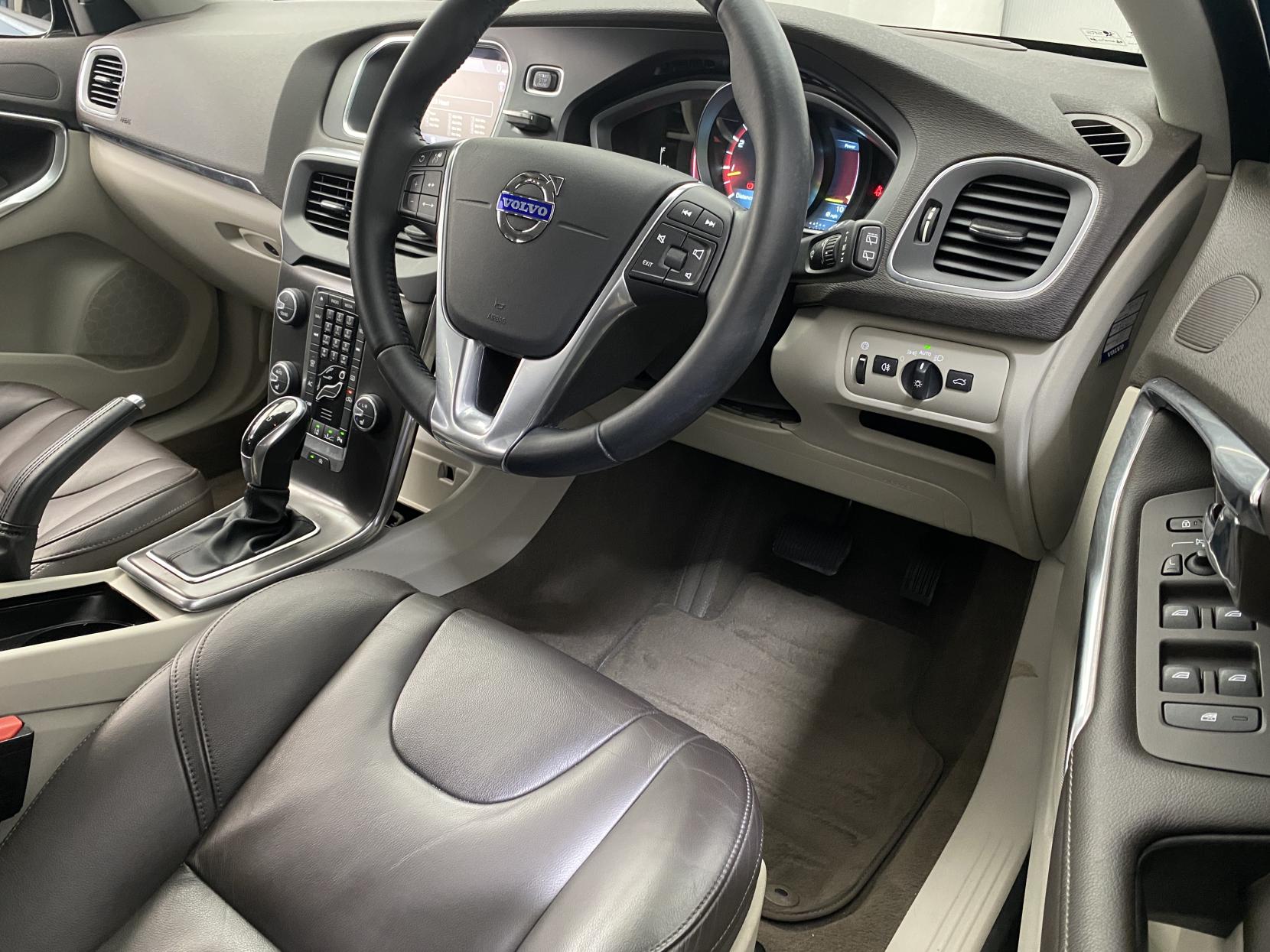 Volvo V40 1.6 T4 SE Hatchback 5dr Petrol Powershift Euro 5 (s/s) (180 ps)