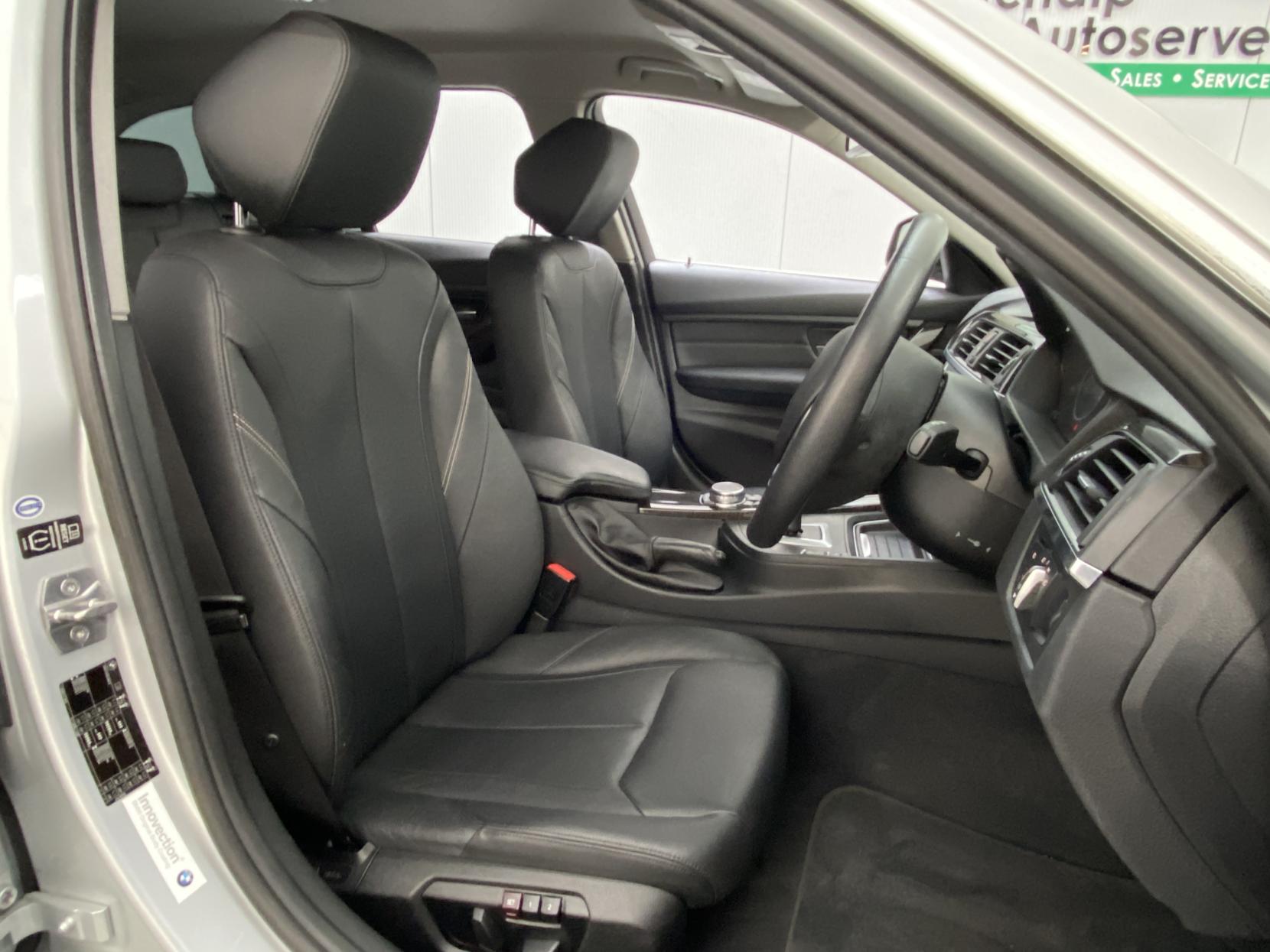 BMW 3 Series 2.0 320d Luxury Touring 5dr Diesel Auto Euro 5 (s/s) (184 ps)