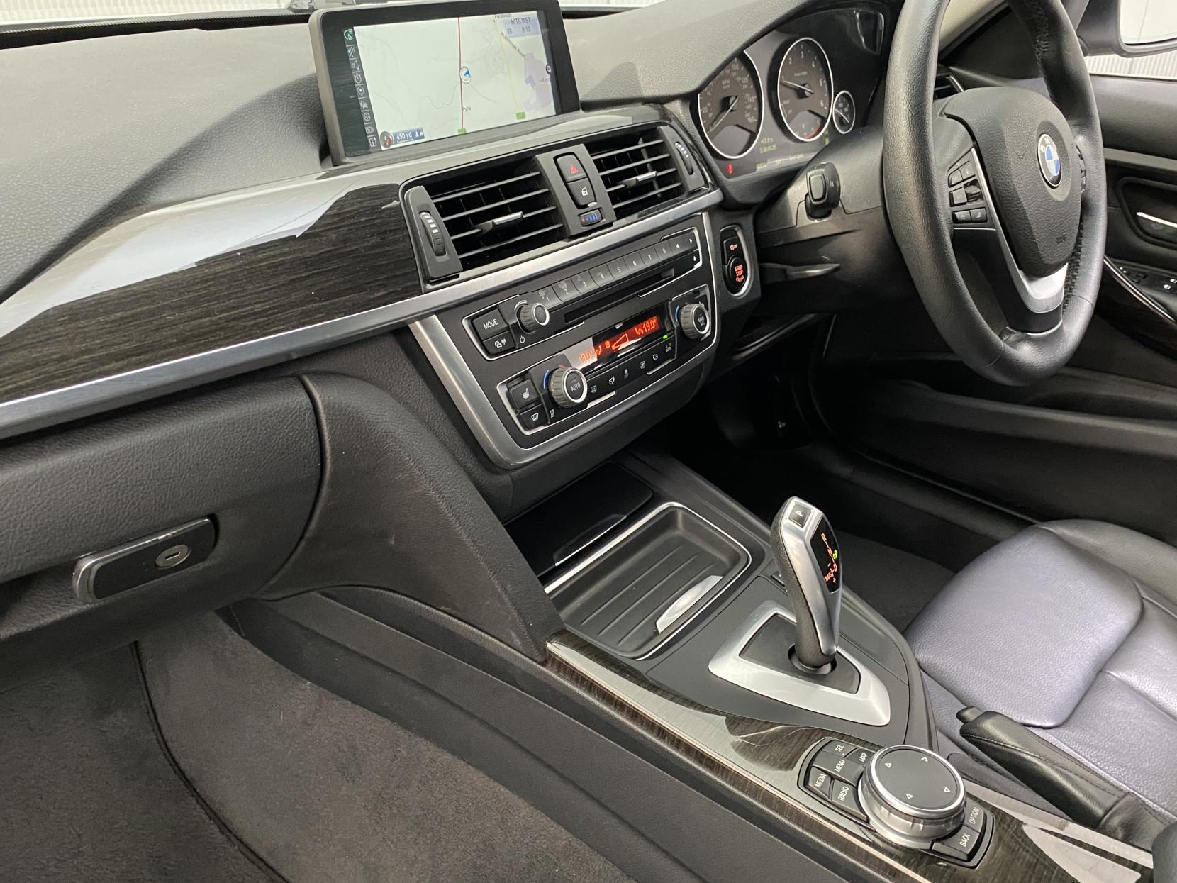 BMW 3 Series 2.0 320d Luxury Touring 5dr Diesel Auto Euro 5 (s/s) (184 ps)
