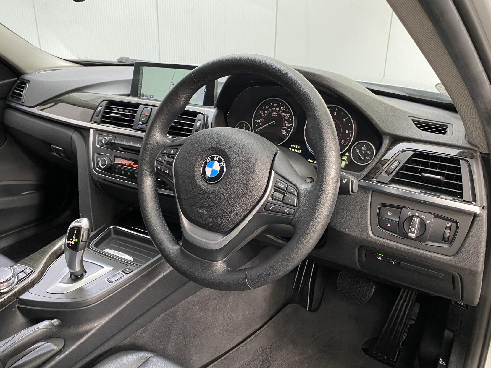 BMW 3 Series 2.0 320d Luxury Touring 5dr Diesel Auto Euro 5 (s/s) (184 ps)