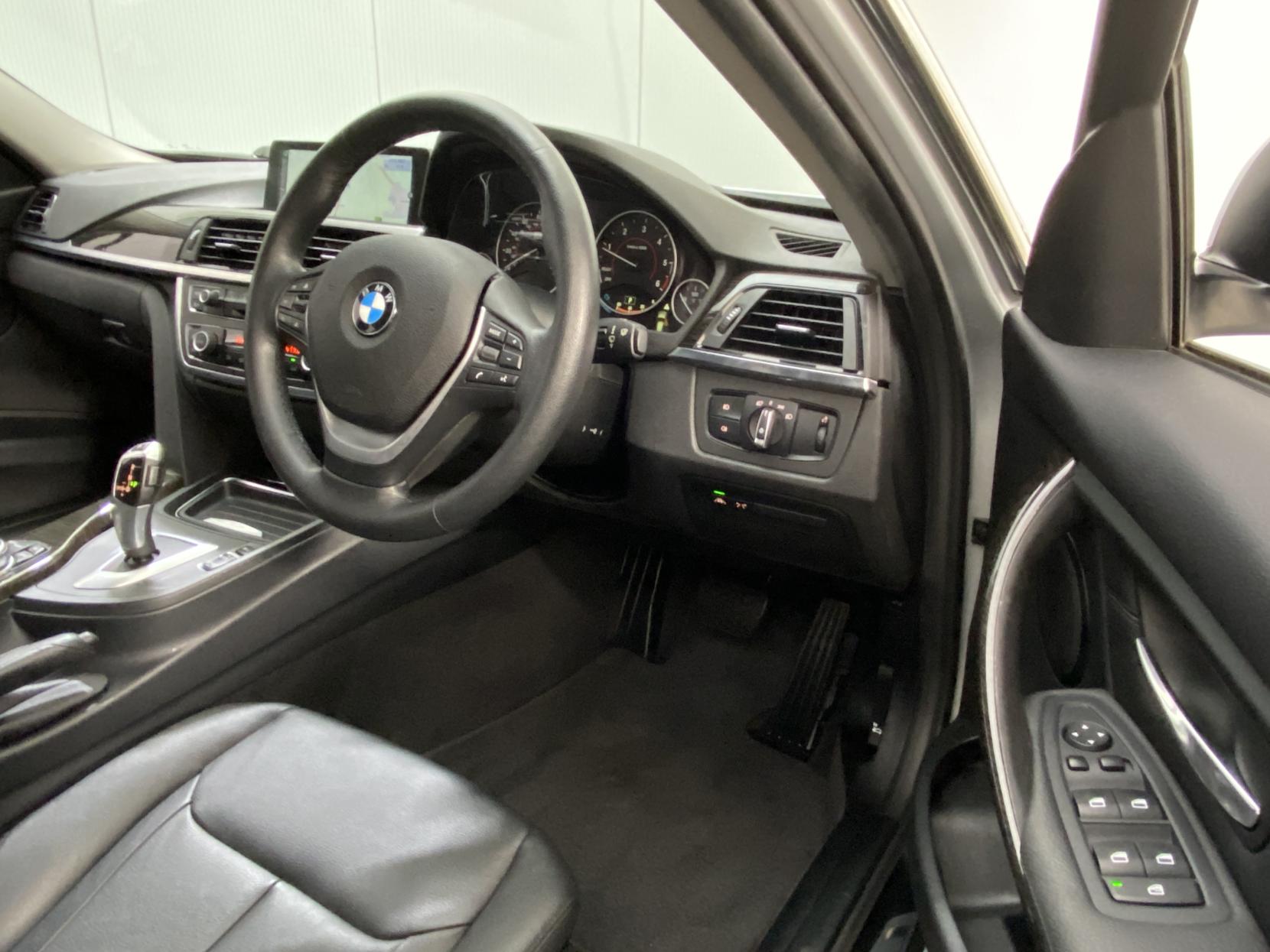 BMW 3 Series 2.0 320d Luxury Touring 5dr Diesel Auto Euro 5 (s/s) (184 ps)