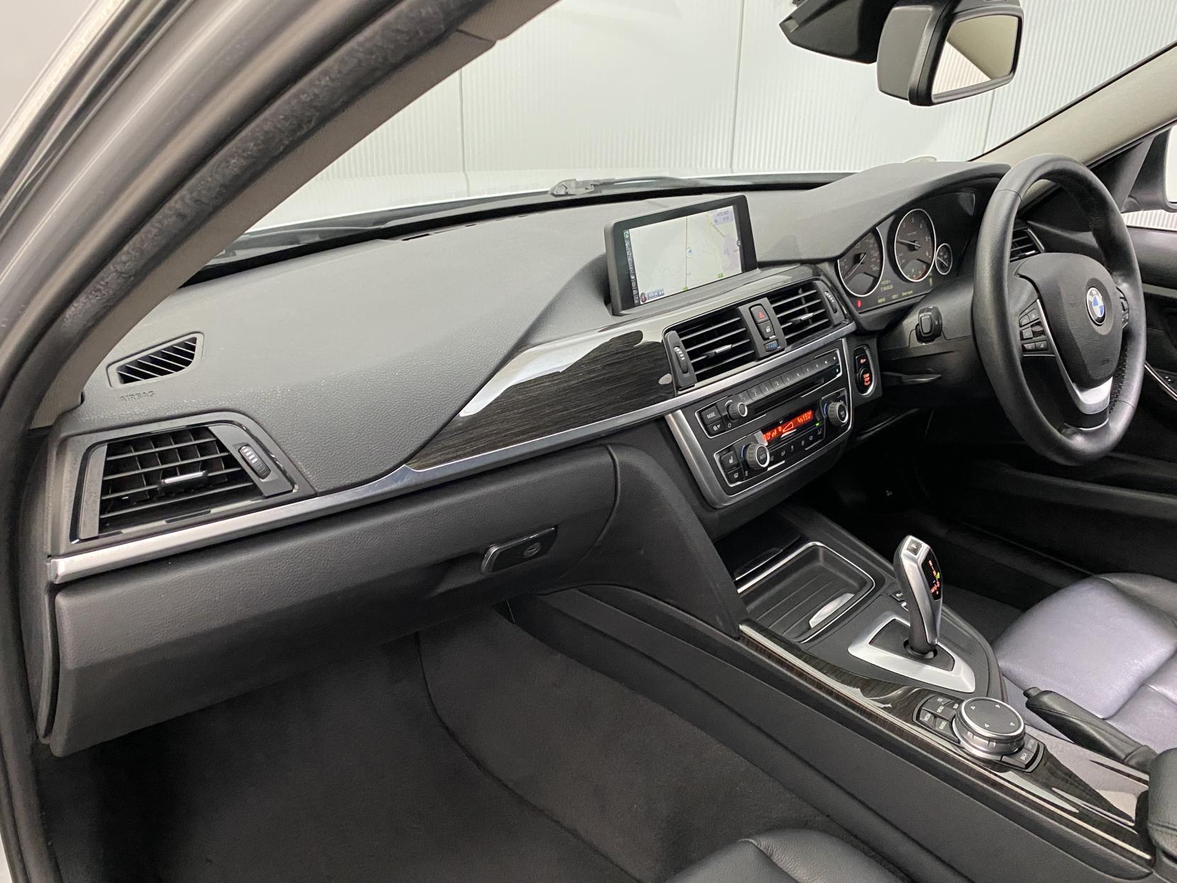 BMW 3 Series 2.0 320d Luxury Touring 5dr Diesel Auto Euro 5 (s/s) (184 ps)