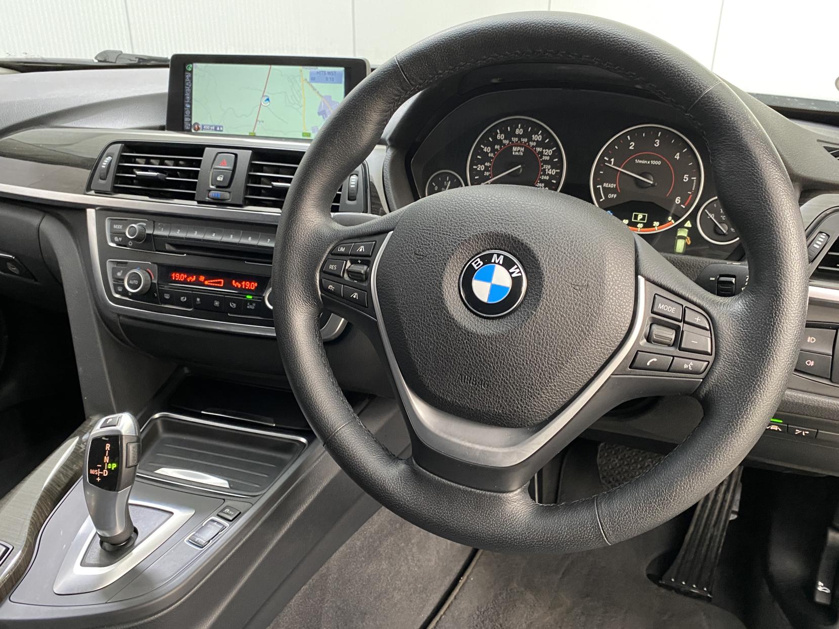 BMW 3 Series 2.0 320d Luxury Touring 5dr Diesel Auto Euro 5 (s/s) (184 ps)