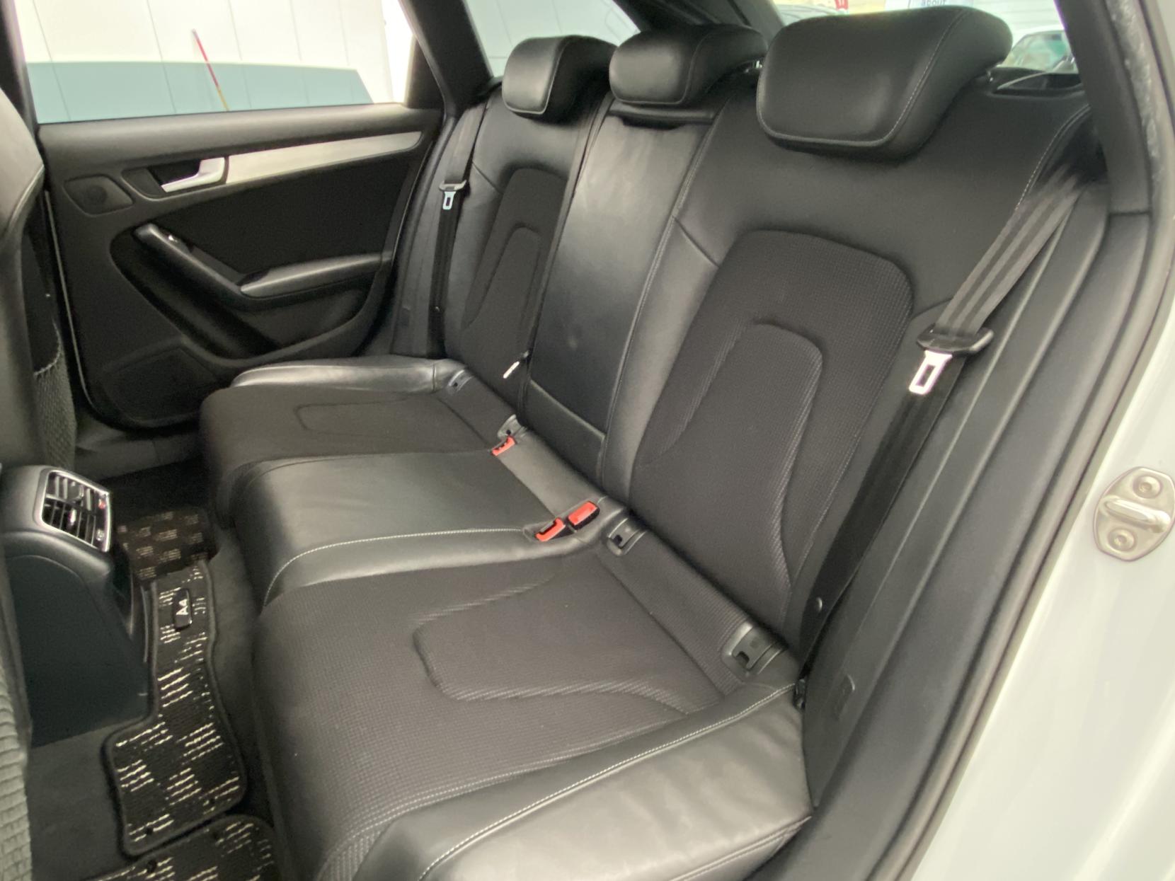 Audi A4 Avant 2.0 TFSI S line Estate 5dr Petrol S Tronic quattro Euro 5 (s/s) (211 ps)
