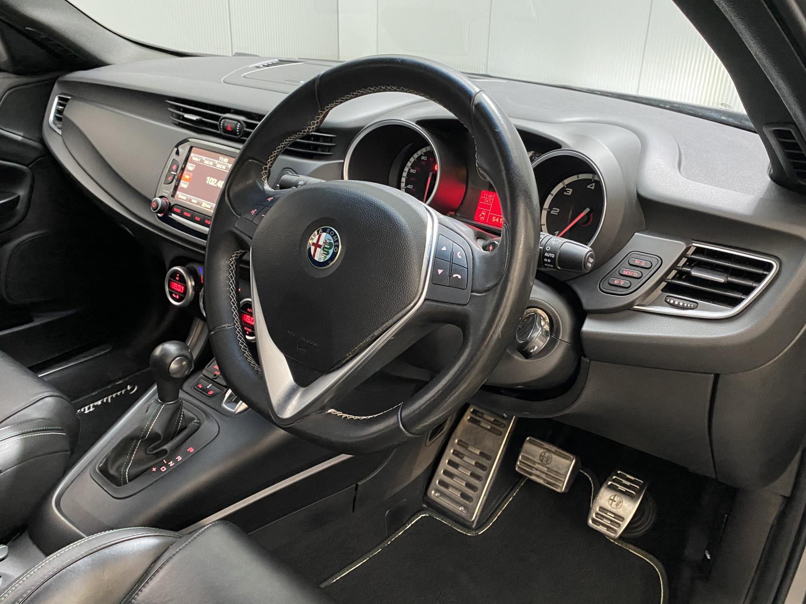 Alfa Romeo Giulietta 2.0 JTDM-2 QV Line Hatchback 5dr Diesel TCT Euro 6 (s/s) (175 bhp)