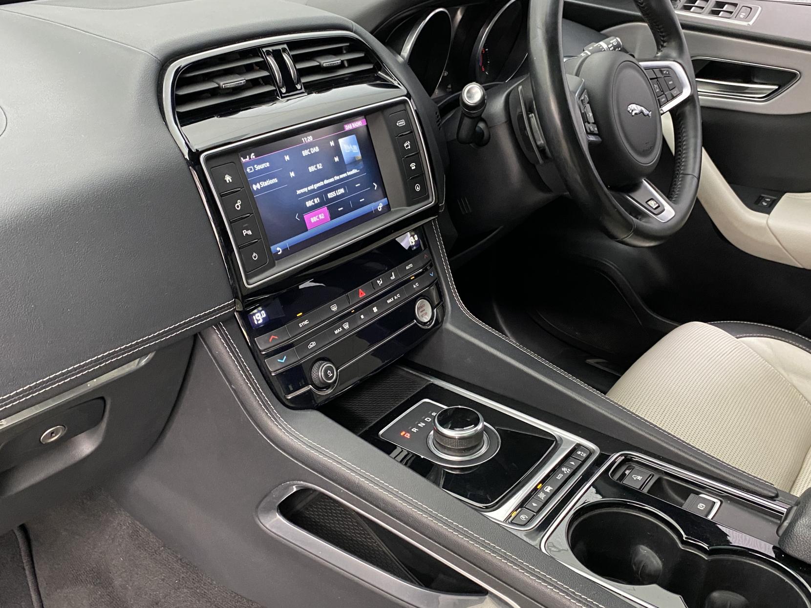 Jaguar F-PACE 2.0 D180 R-Sport SUV 5dr Diesel Auto AWD Euro 6 (s/s) (180 ps)