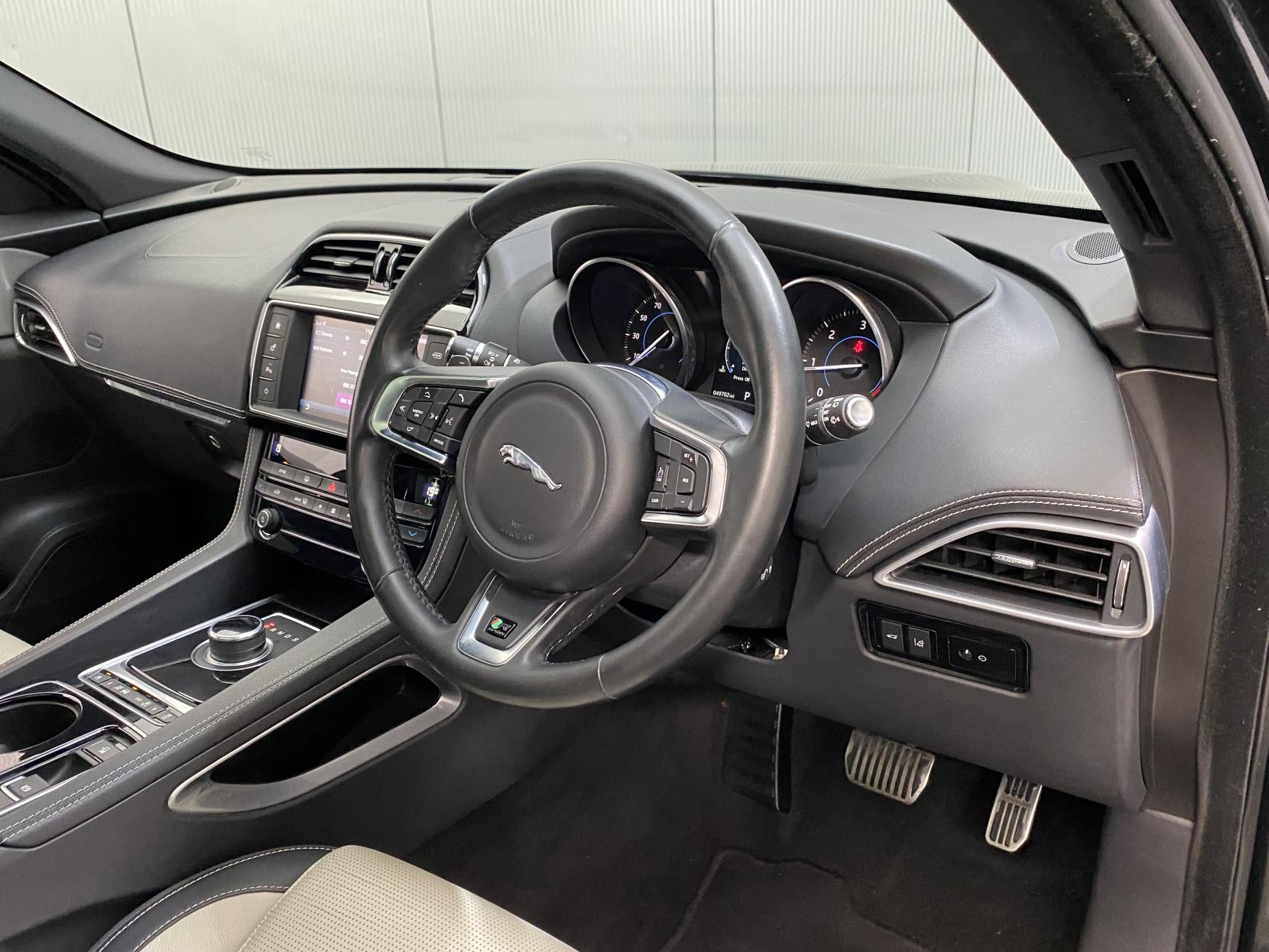Jaguar F-PACE 2.0 D180 R-Sport SUV 5dr Diesel Auto AWD Euro 6 (s/s) (180 ps)