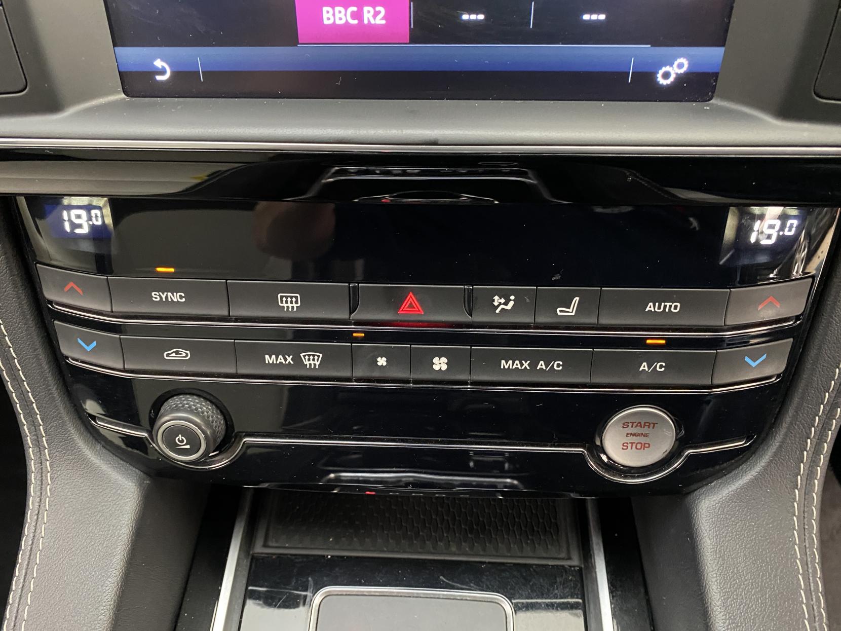 Jaguar F-PACE 2.0 D180 R-Sport SUV 5dr Diesel Auto AWD Euro 6 (s/s) (180 ps)