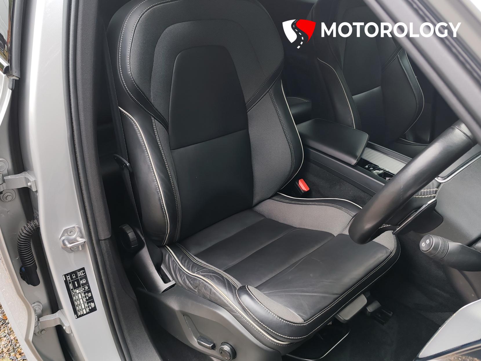 Volvo XC60 2.0 B4 MHEV R-Design SUV 5dr Diesel Hybrid Auto AWD Euro 6 (s/s) (197 ps)