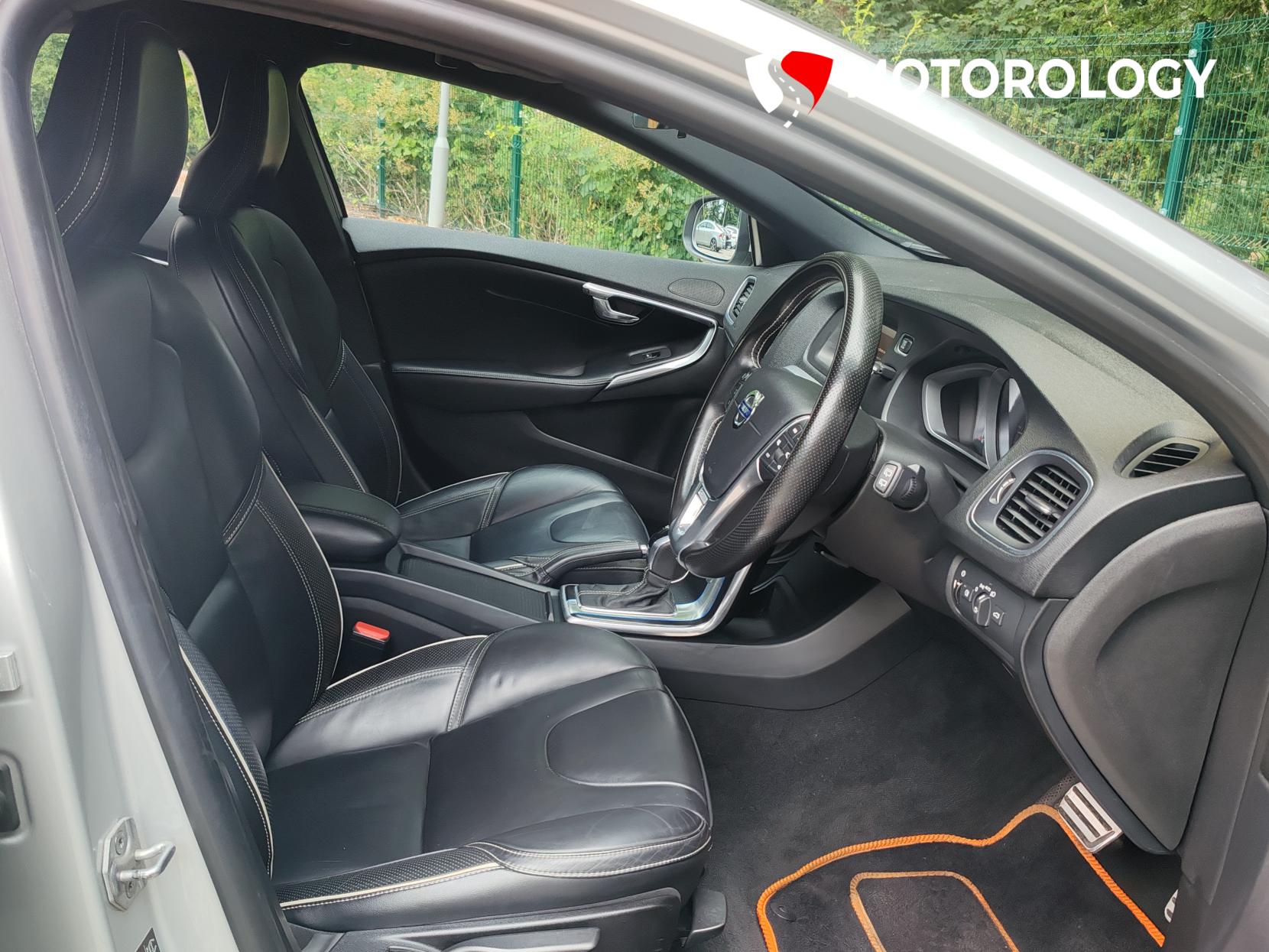 Volvo V40 2.0 D2 R-Design Lux Hatchback 5dr Diesel Auto Euro 6 (s/s) (120 ps)