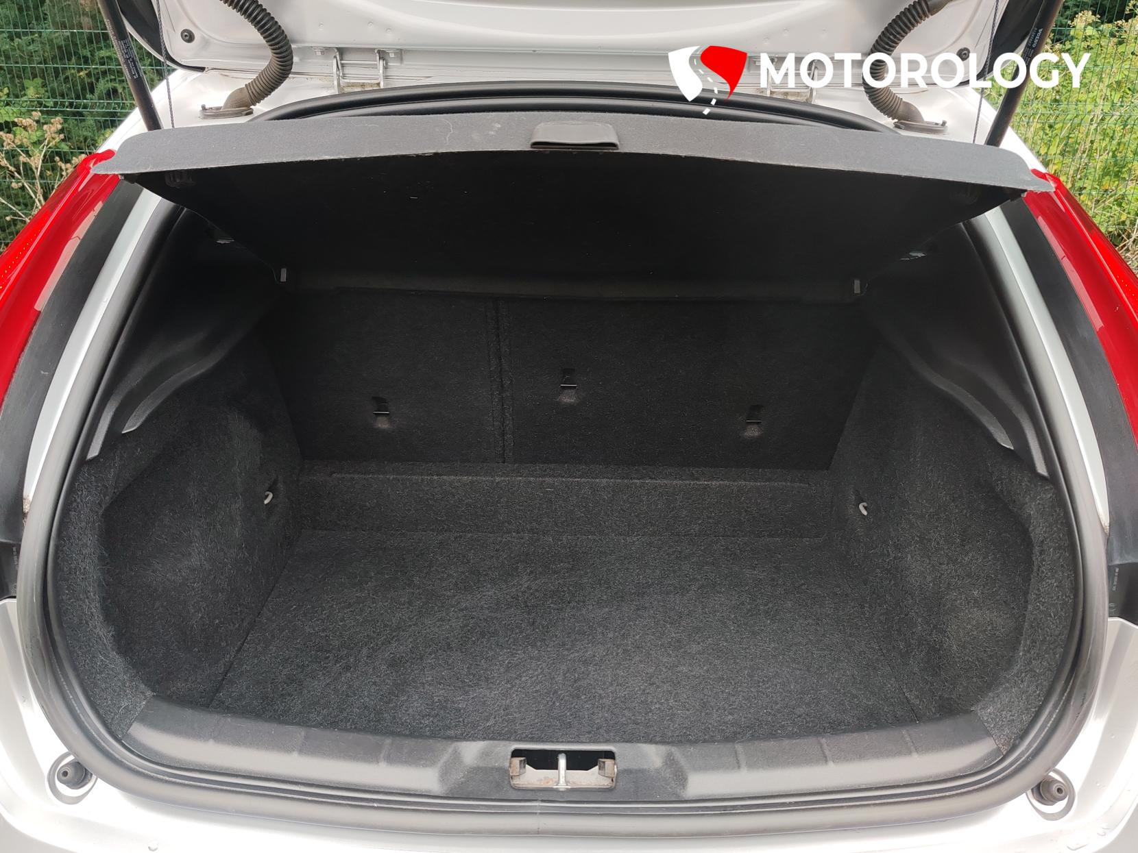 Volvo V40 2.0 D2 R-Design Lux Hatchback 5dr Diesel Auto Euro 6 (s/s) (120 ps)