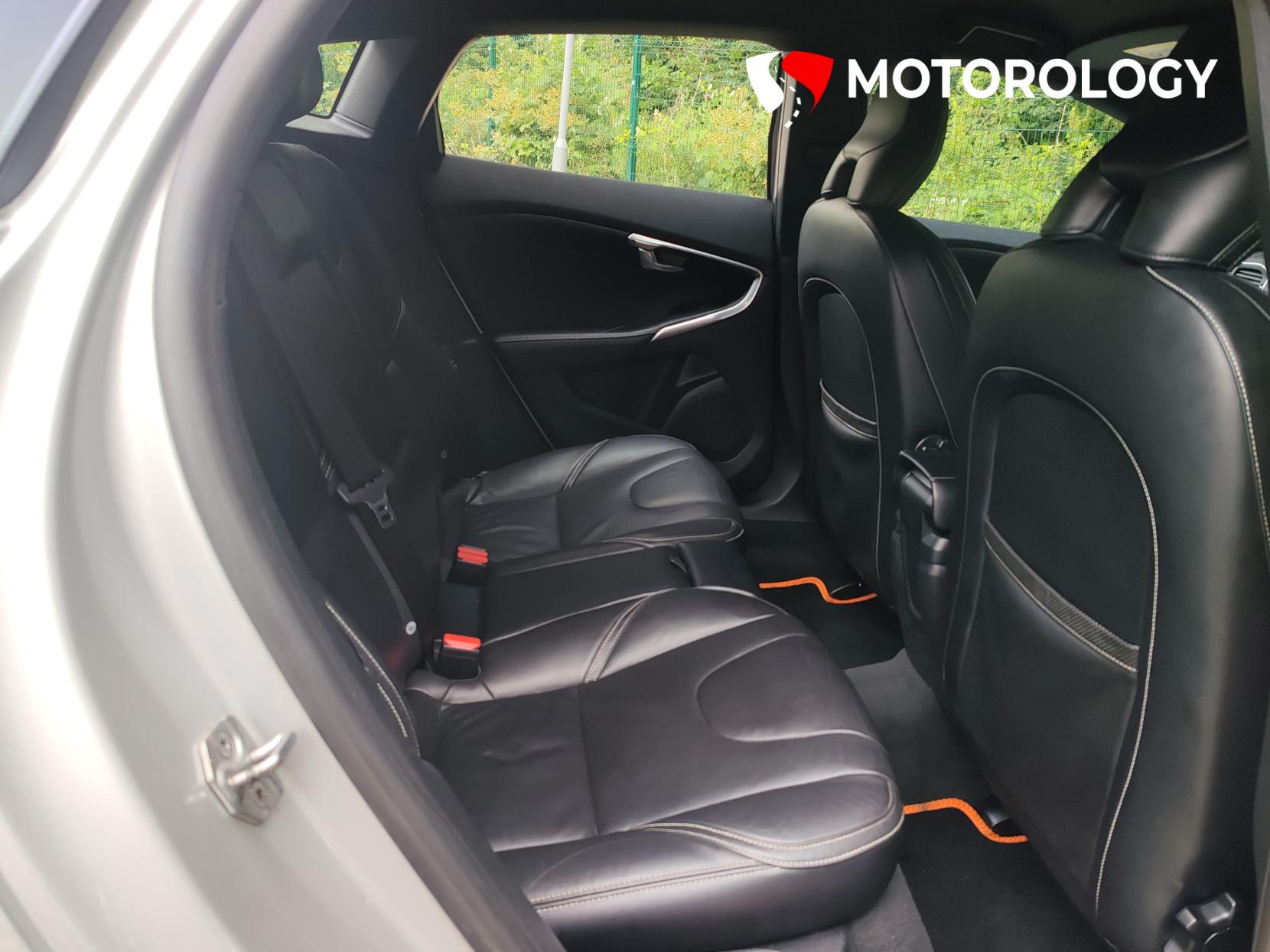 Volvo V40 2.0 D2 R-Design Lux Hatchback 5dr Diesel Auto Euro 6 (s/s) (120 ps)