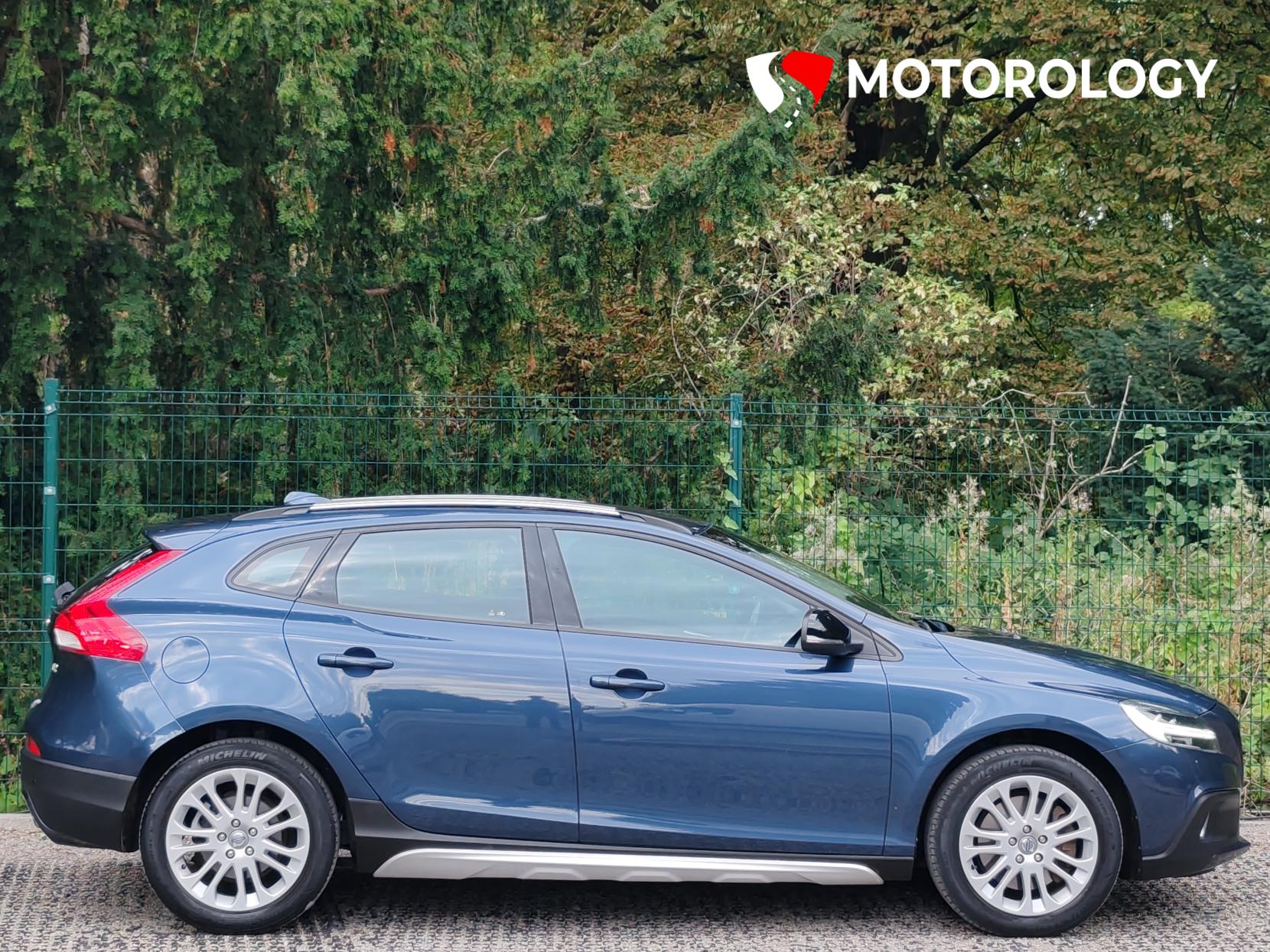 Volvo V40 Cross Country 2.0 D2 Nav Plus Hatchback 5dr Diesel Manual Euro 6 (s/s) (120 ps)