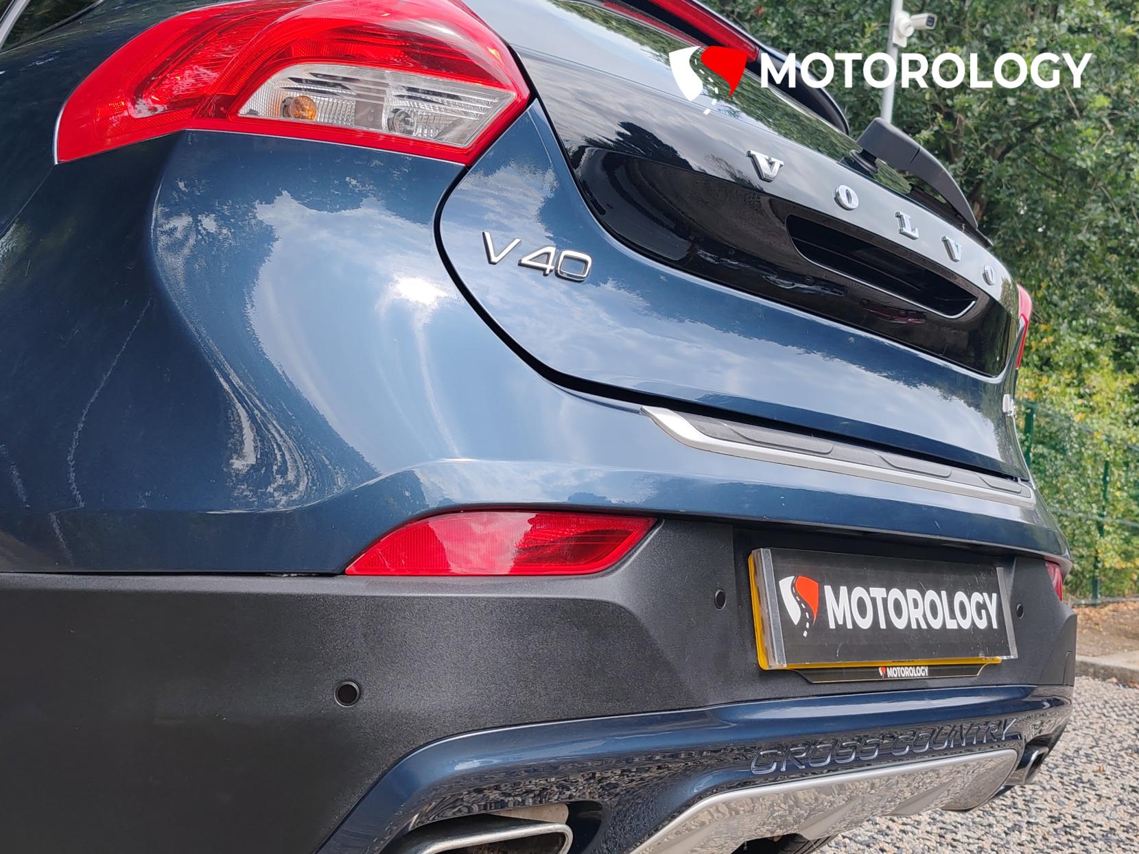 Volvo V40 Cross Country 2.0 D2 Nav Plus Hatchback 5dr Diesel Manual Euro 6 (s/s) (120 ps)