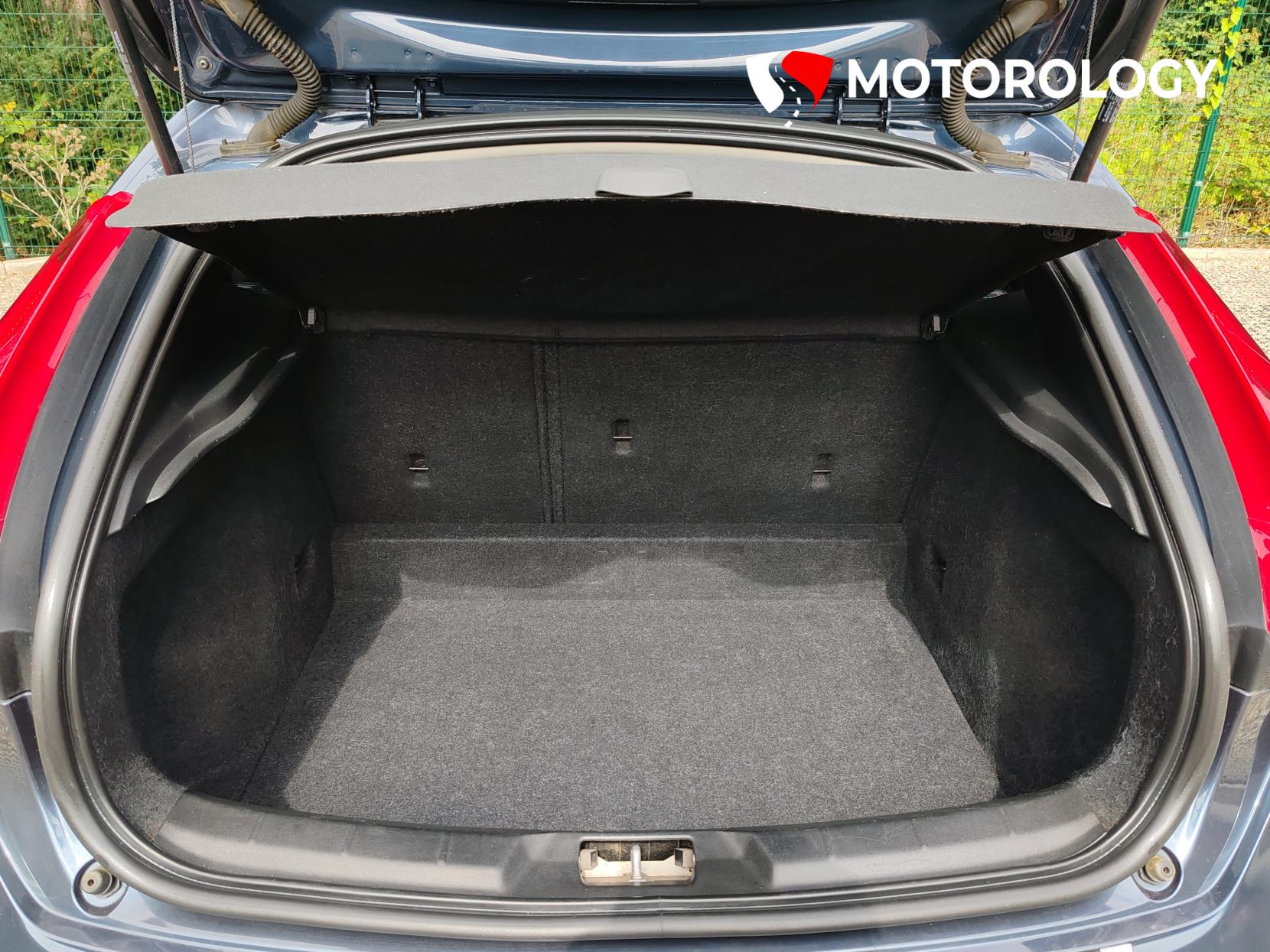 Volvo V40 Cross Country 2.0 D2 Nav Plus Hatchback 5dr Diesel Manual Euro 6 (s/s) (120 ps)