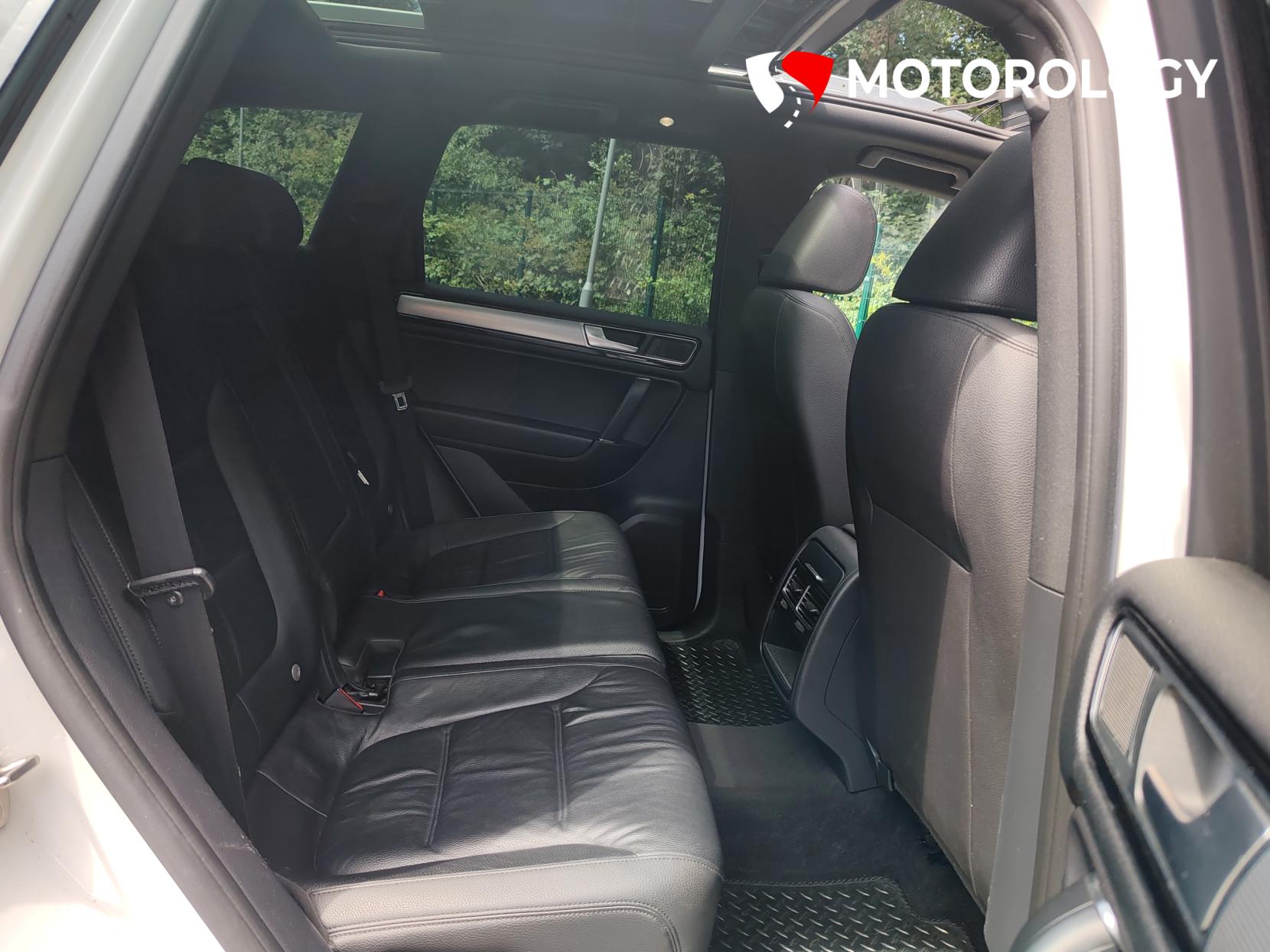 Volkswagen Touareg 3.0 TDI V6 BlueMotion Tech R-Line SUV 5dr Diesel Tiptronic 4WD Euro 6 (s/s) (262 ps)