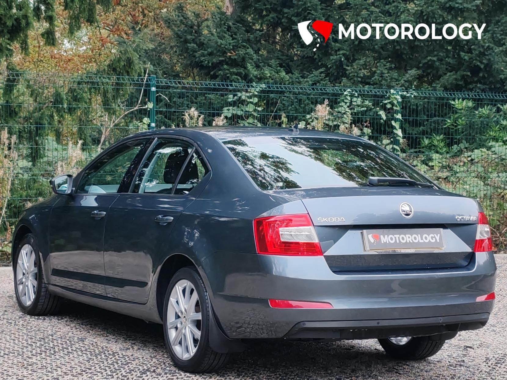 Skoda Octavia 1.6 TDI Elegance Hatchback 5dr Diesel DSG Euro 5 (s/s) (105 ps)