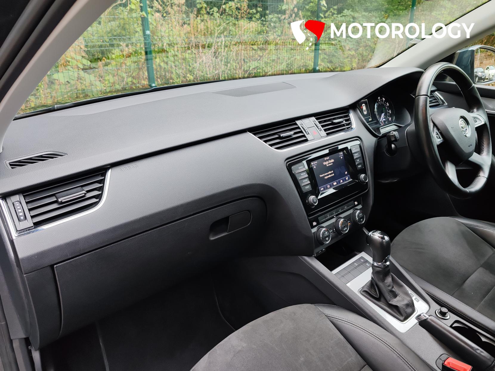 Skoda Octavia 1.6 TDI Elegance Hatchback 5dr Diesel DSG Euro 5 (s/s) (105 ps)