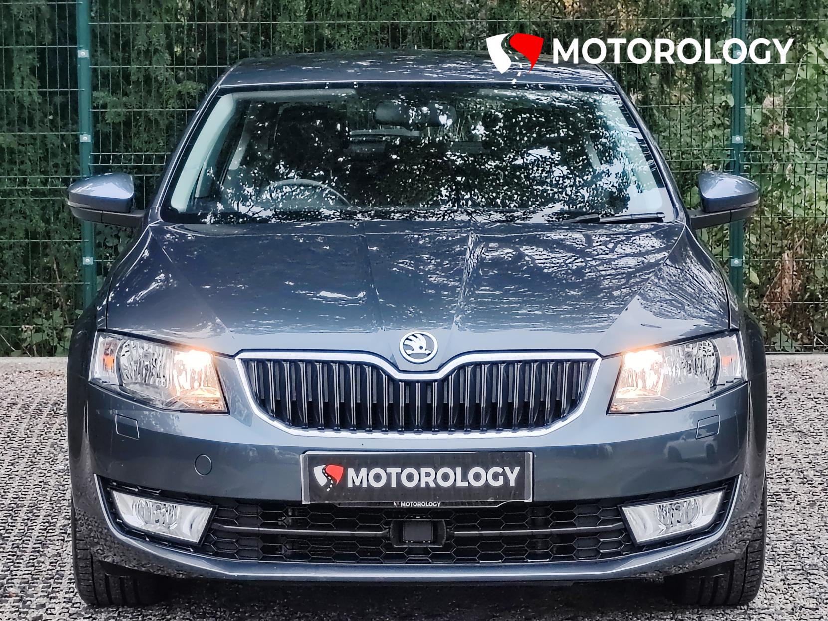 Skoda Octavia 1.6 TDI Elegance Hatchback 5dr Diesel DSG Euro 5 (s/s) (105 ps)