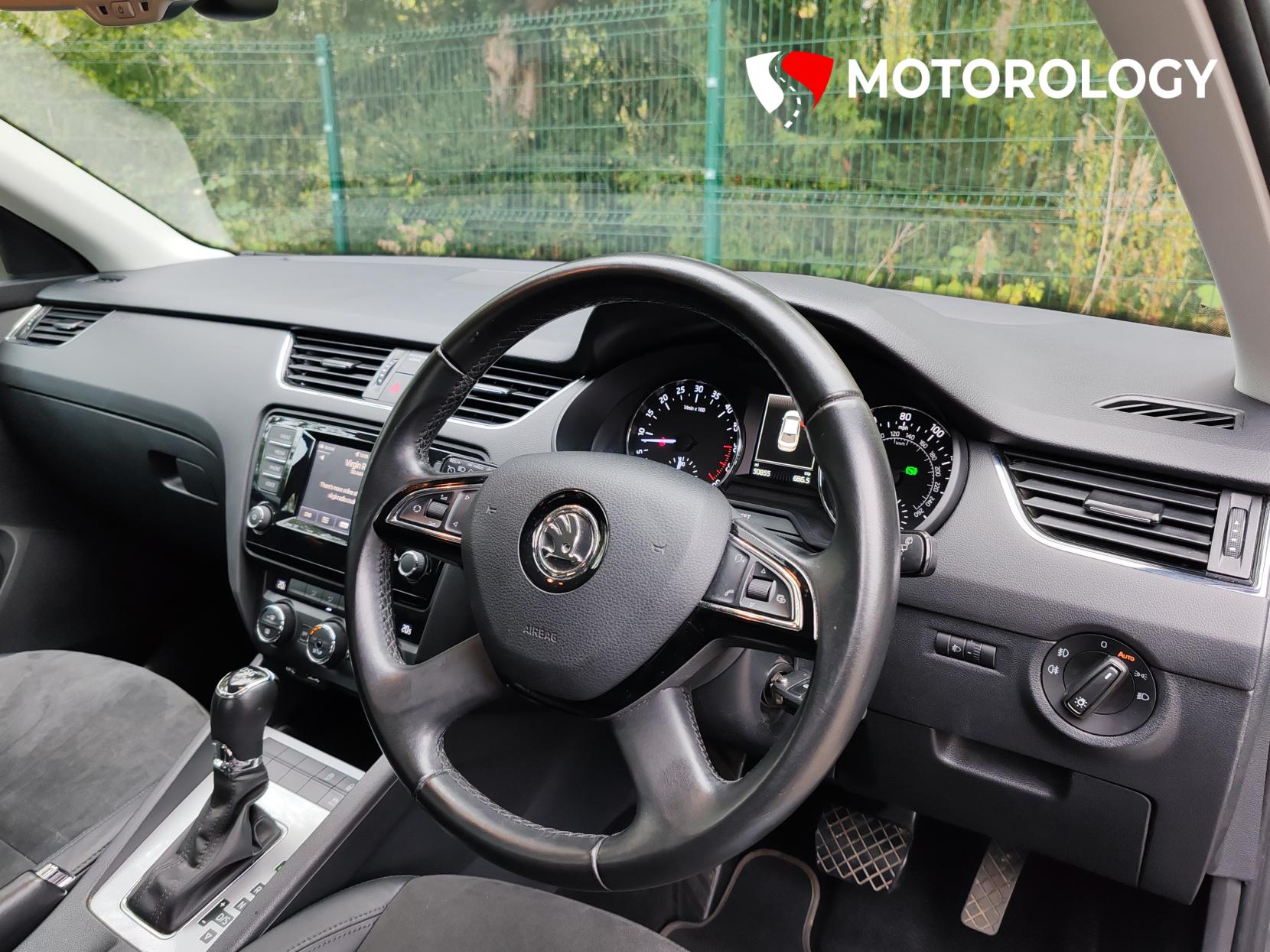 Skoda Octavia 1.6 TDI Elegance Hatchback 5dr Diesel DSG Euro 5 (s/s) (105 ps)