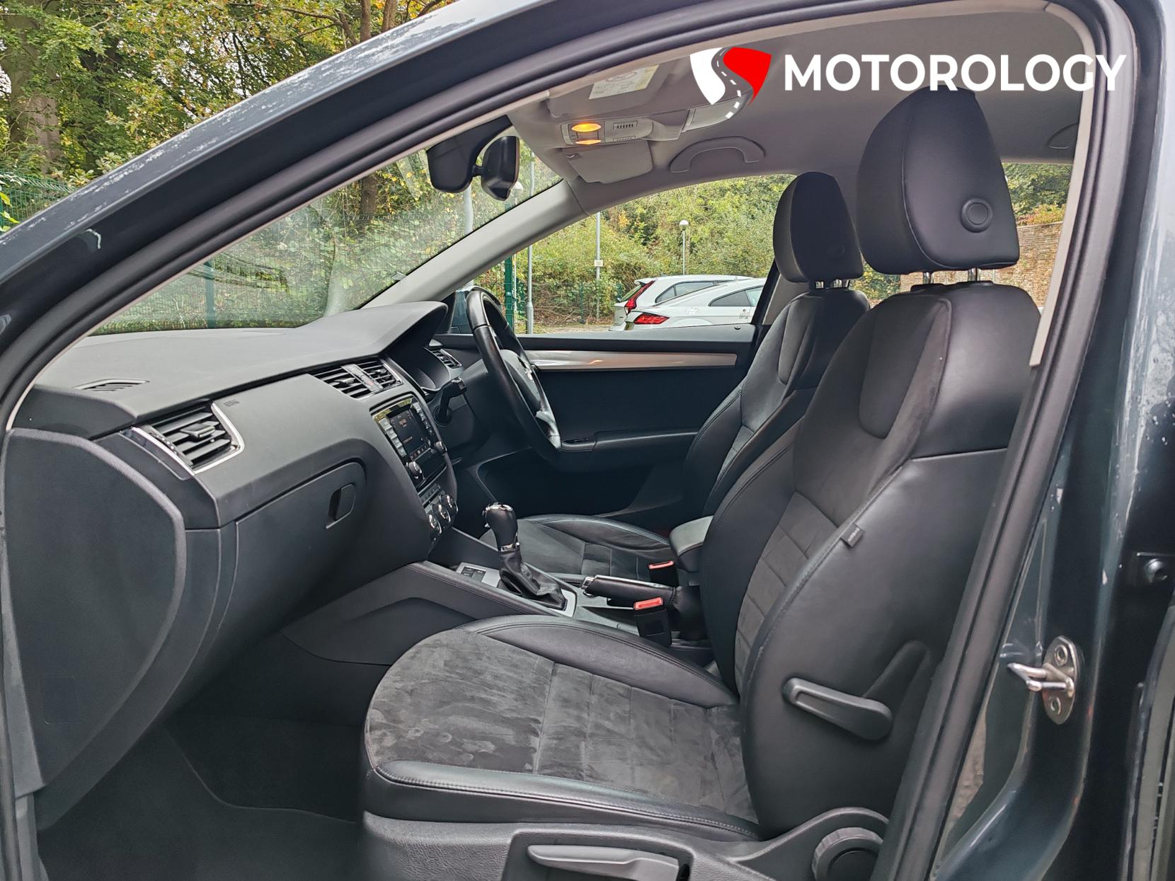 Skoda Octavia 1.6 TDI Elegance Hatchback 5dr Diesel DSG Euro 5 (s/s) (105 ps)