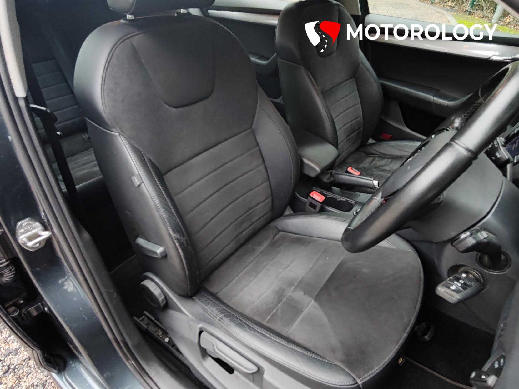 Skoda Octavia 1.6 TDI Elegance Hatchback 5dr Diesel DSG Euro 5 (s/s) (105 ps)