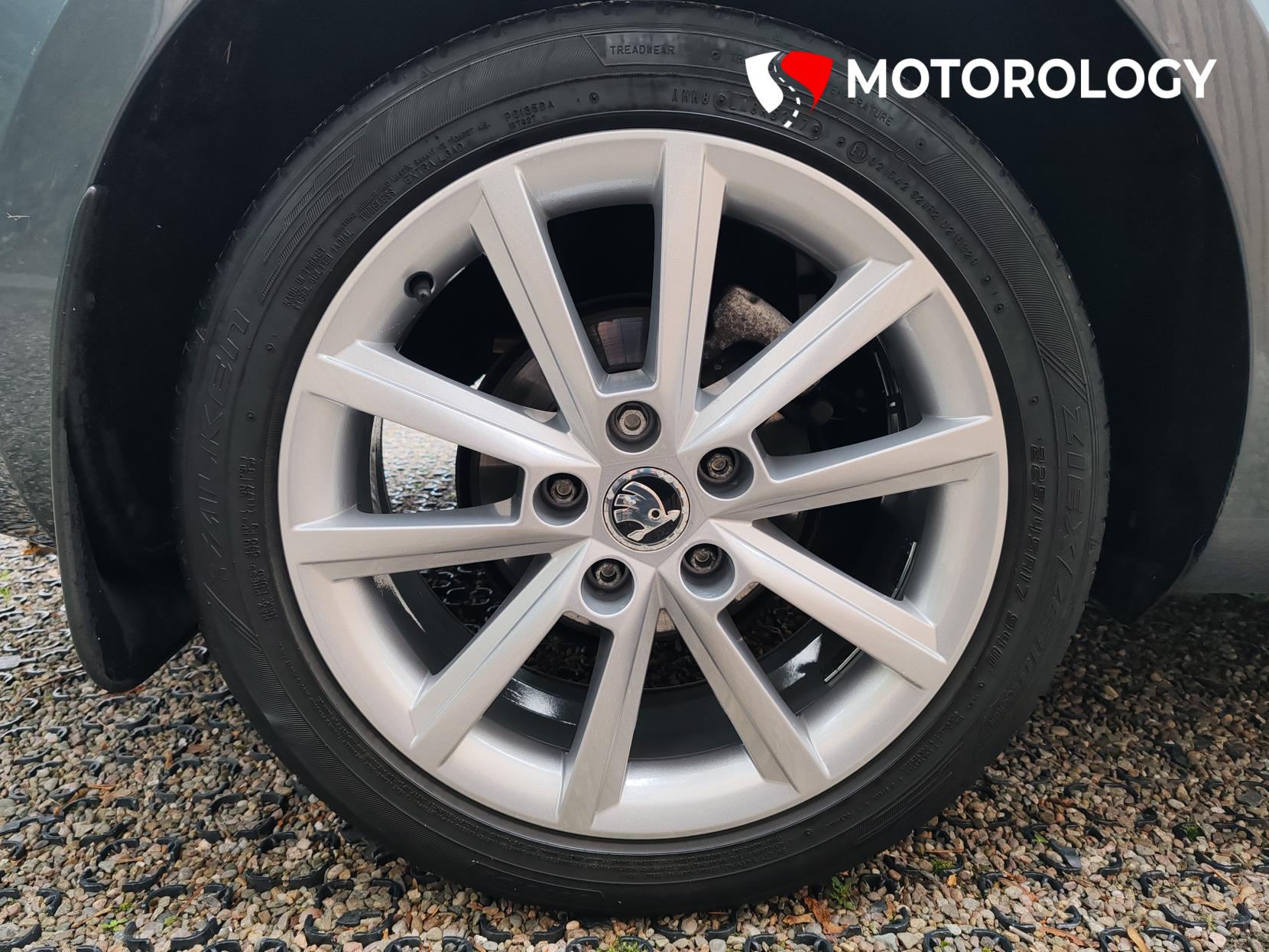 Skoda Octavia 1.6 TDI Elegance Hatchback 5dr Diesel DSG Euro 5 (s/s) (105 ps)