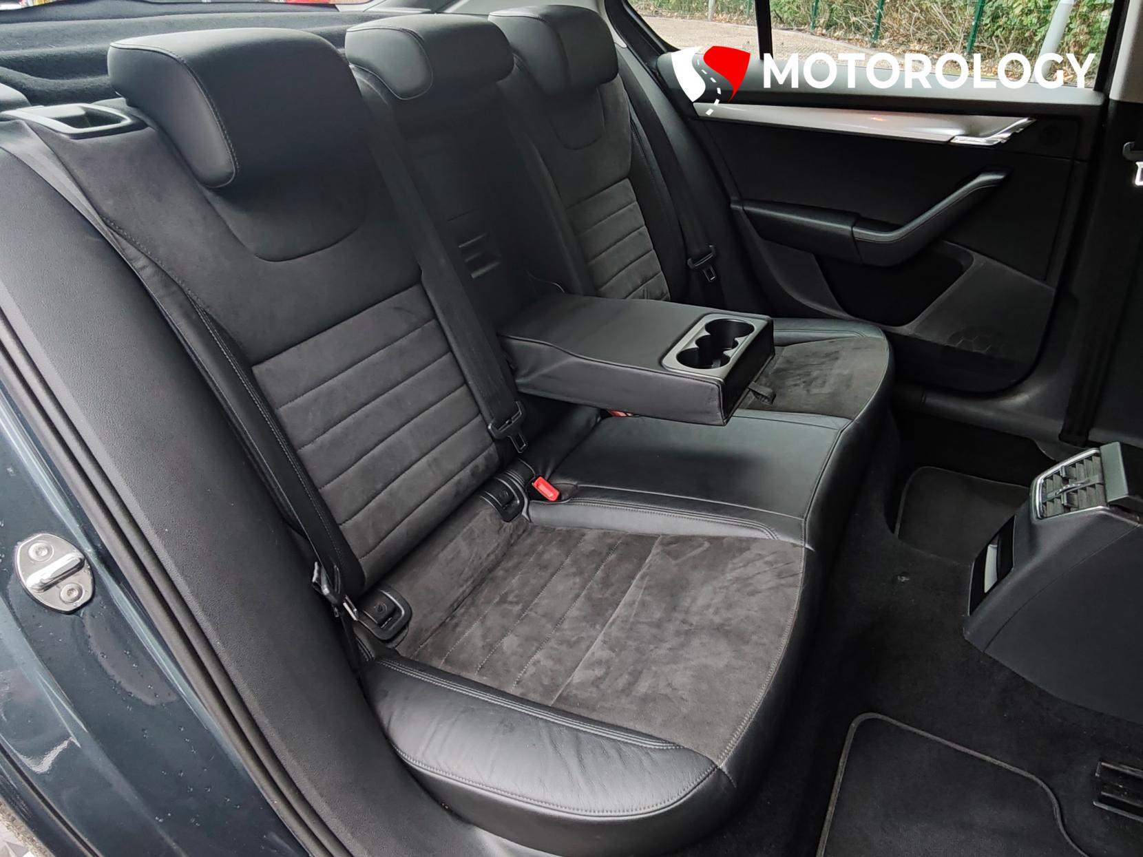 Skoda Octavia 1.6 TDI Elegance Hatchback 5dr Diesel DSG Euro 5 (s/s) (105 ps)