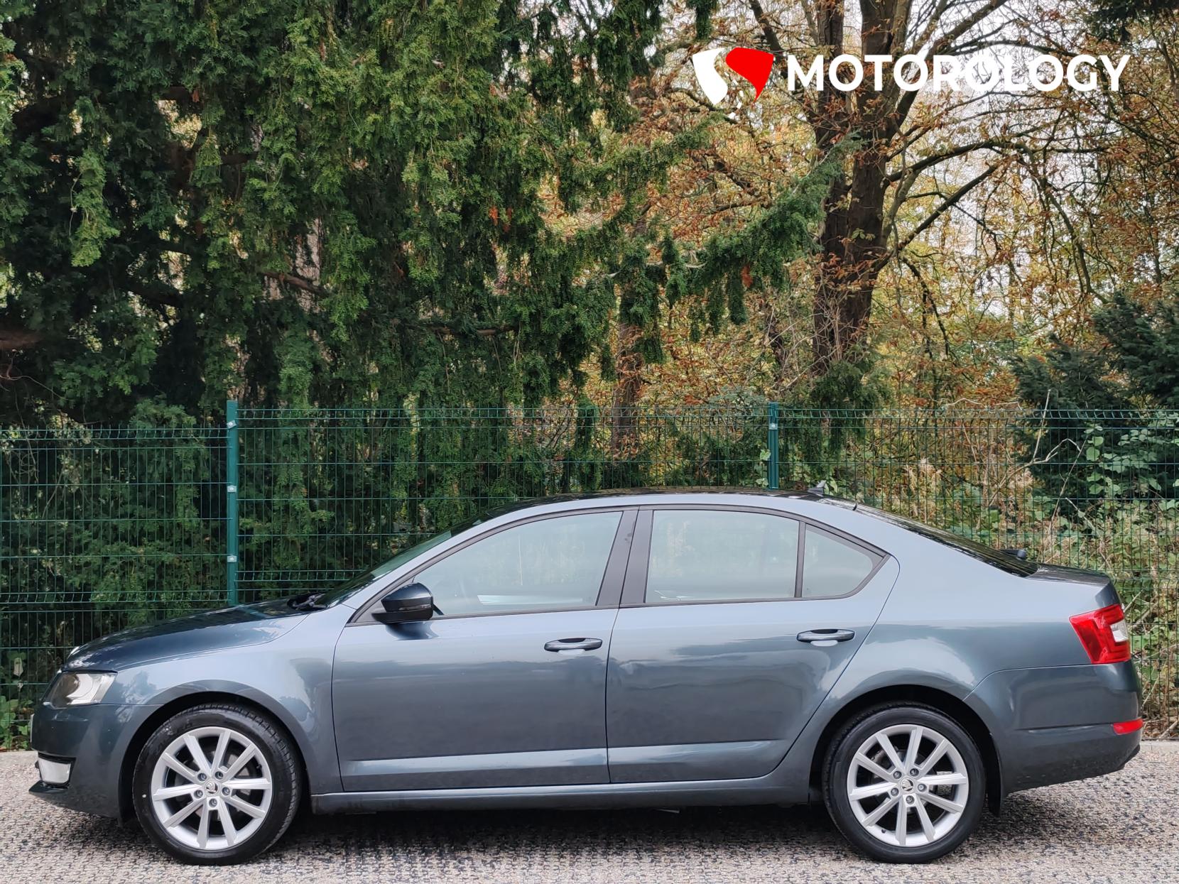 Skoda Octavia 1.6 TDI Elegance Hatchback 5dr Diesel DSG Euro 5 (s/s) (105 ps)