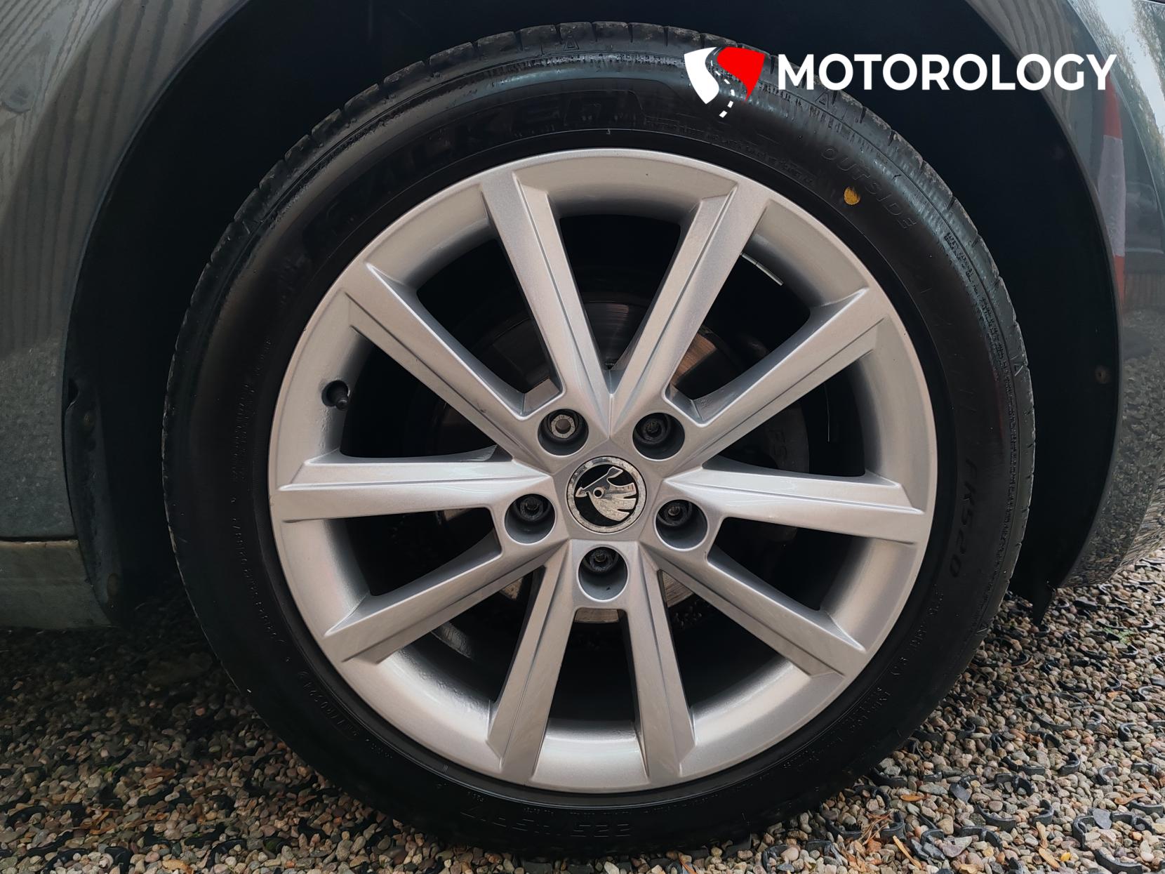 Skoda Octavia 1.6 TDI Elegance Hatchback 5dr Diesel DSG Euro 5 (s/s) (105 ps)