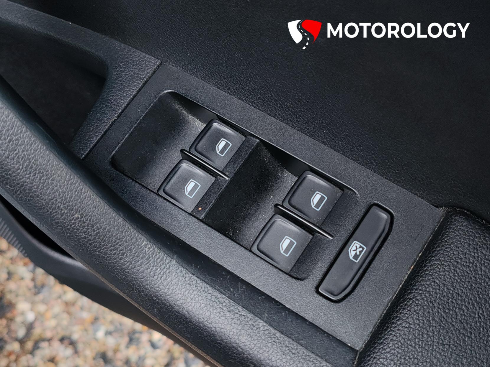 Skoda Octavia 1.6 TDI Elegance Hatchback 5dr Diesel DSG Euro 5 (s/s) (105 ps)