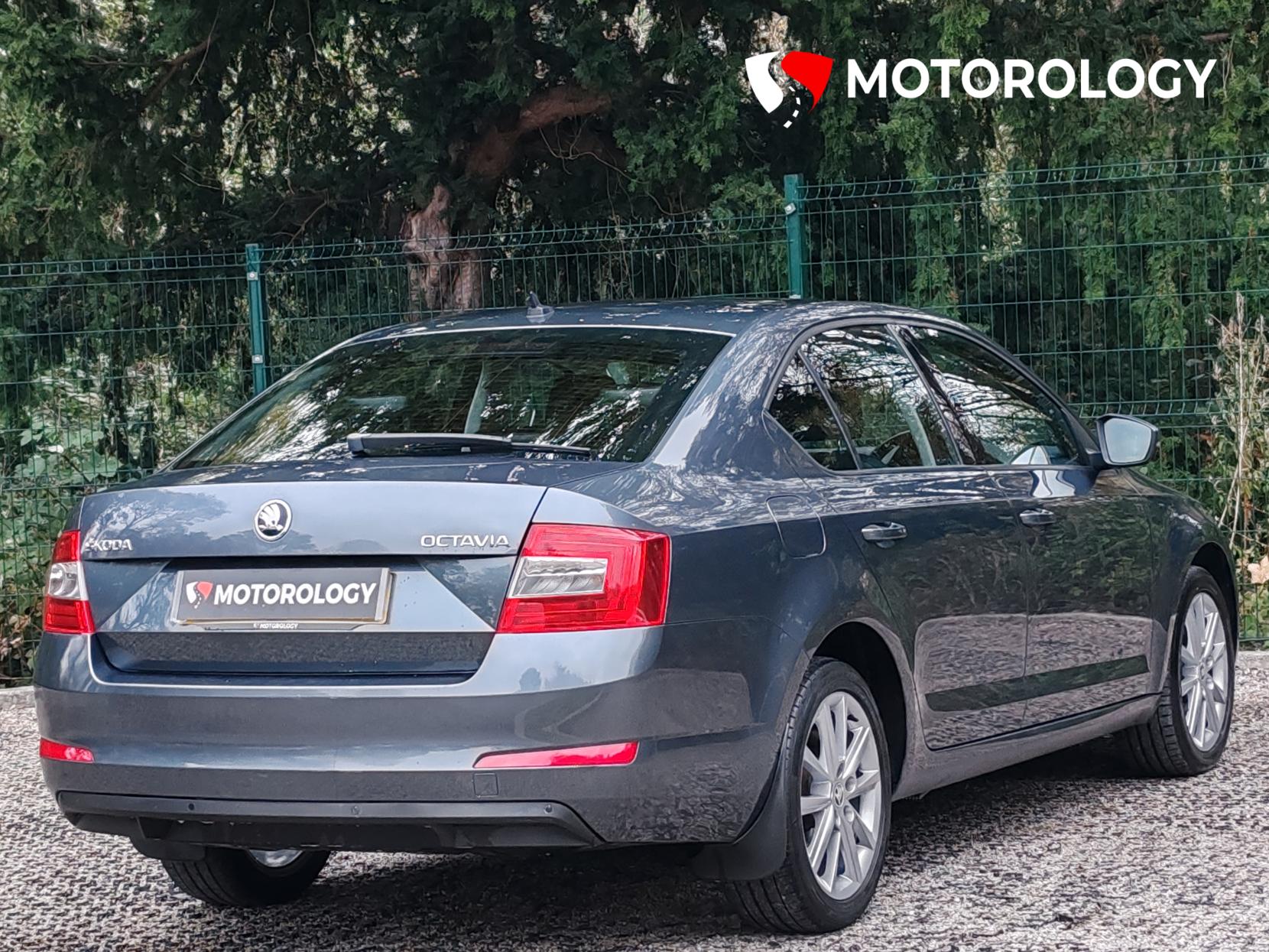 Skoda Octavia 1.6 TDI Elegance Hatchback 5dr Diesel DSG Euro 5 (s/s) (105 ps)