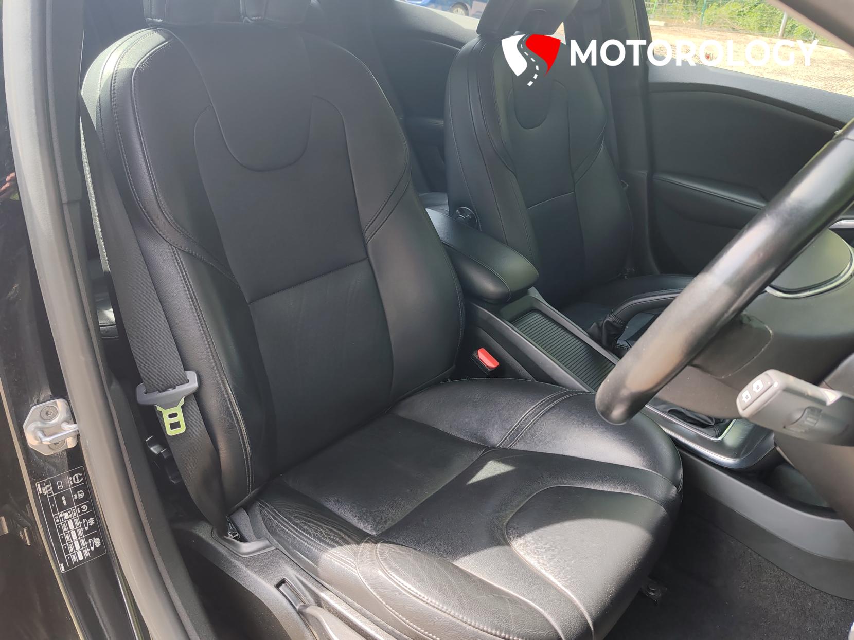 Volvo V40 2.0 D3 SE Lux Nav Hatchback 5dr Diesel Geartronic Euro 5 (s/s) (150 ps)
