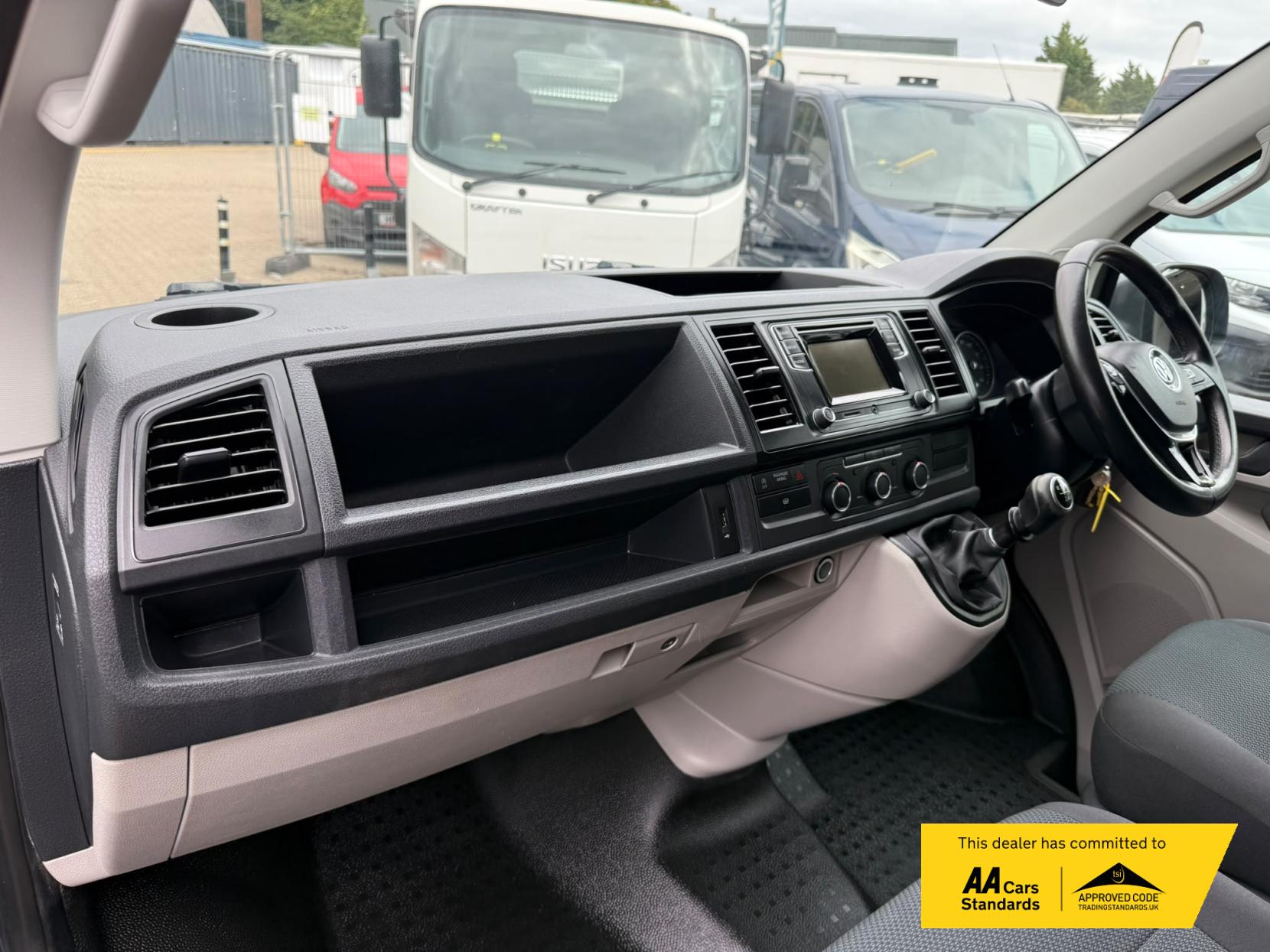 2017 Volkswagen Transporter 2.0 TDI T30 BlueMotion Tech Highline Panel Van 5dr Diesel Manual FWD LWB Euro 6 (s/s) (150 ps) - Thumbnail 23