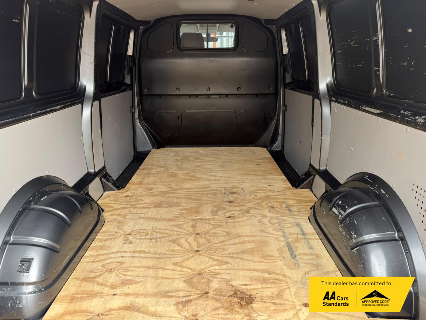 2017 Volkswagen Transporter 2.0 TDI T30 BlueMotion Tech Highline Panel Van 5dr Diesel Manual FWD LWB Euro 6 (s/s) (150 ps) - Thumbnail 13
