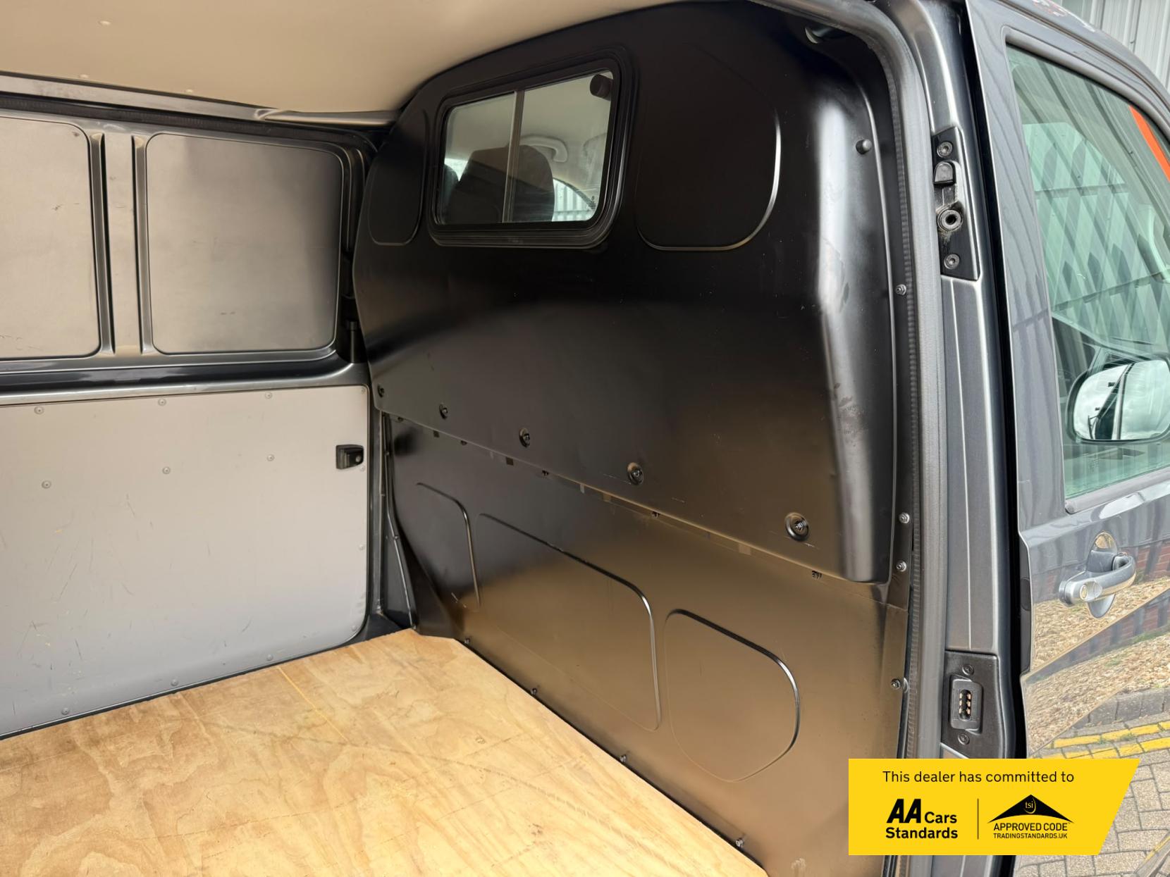 2017 Volkswagen Transporter 2.0 TDI T30 BlueMotion Tech Highline Panel Van 5dr Diesel Manual FWD LWB Euro 6 (s/s) (150 ps) - Thumbnail 15
