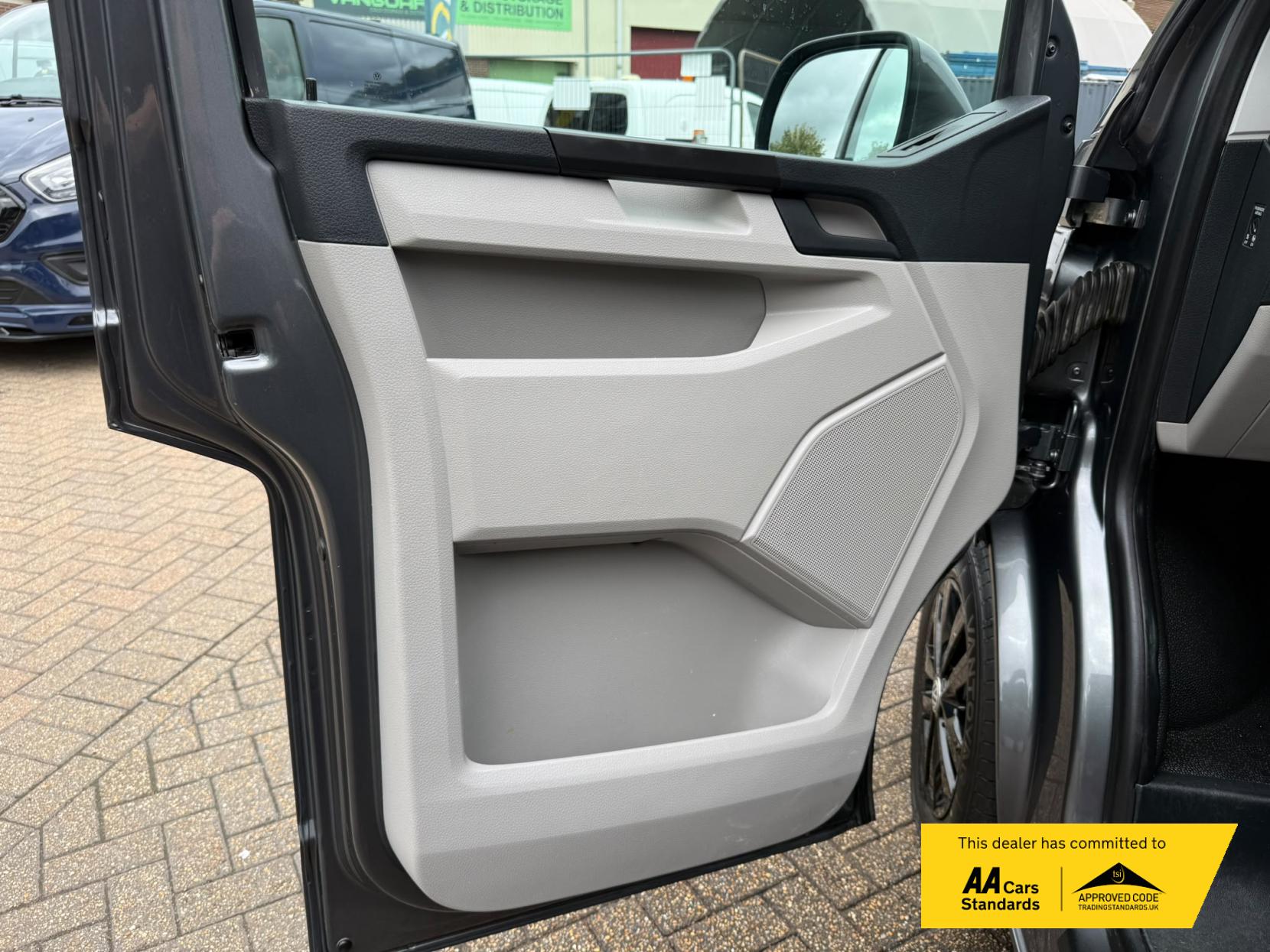 2017 Volkswagen Transporter 2.0 TDI T30 BlueMotion Tech Highline Panel Van 5dr Diesel Manual FWD LWB Euro 6 (s/s) (150 ps) - Thumbnail 20