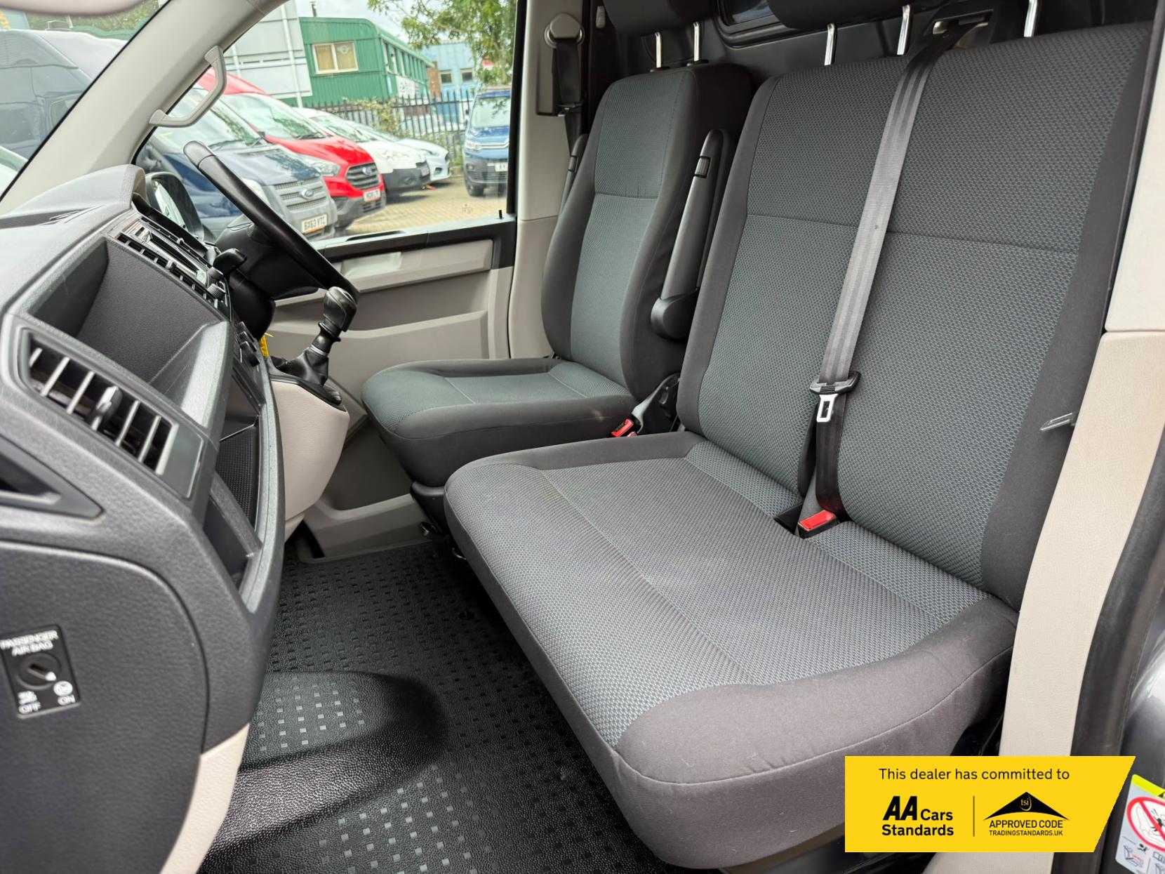 2017 Volkswagen Transporter 2.0 TDI T30 BlueMotion Tech Highline Panel Van 5dr Diesel Manual FWD LWB Euro 6 (s/s) (150 ps) - Thumbnail 18