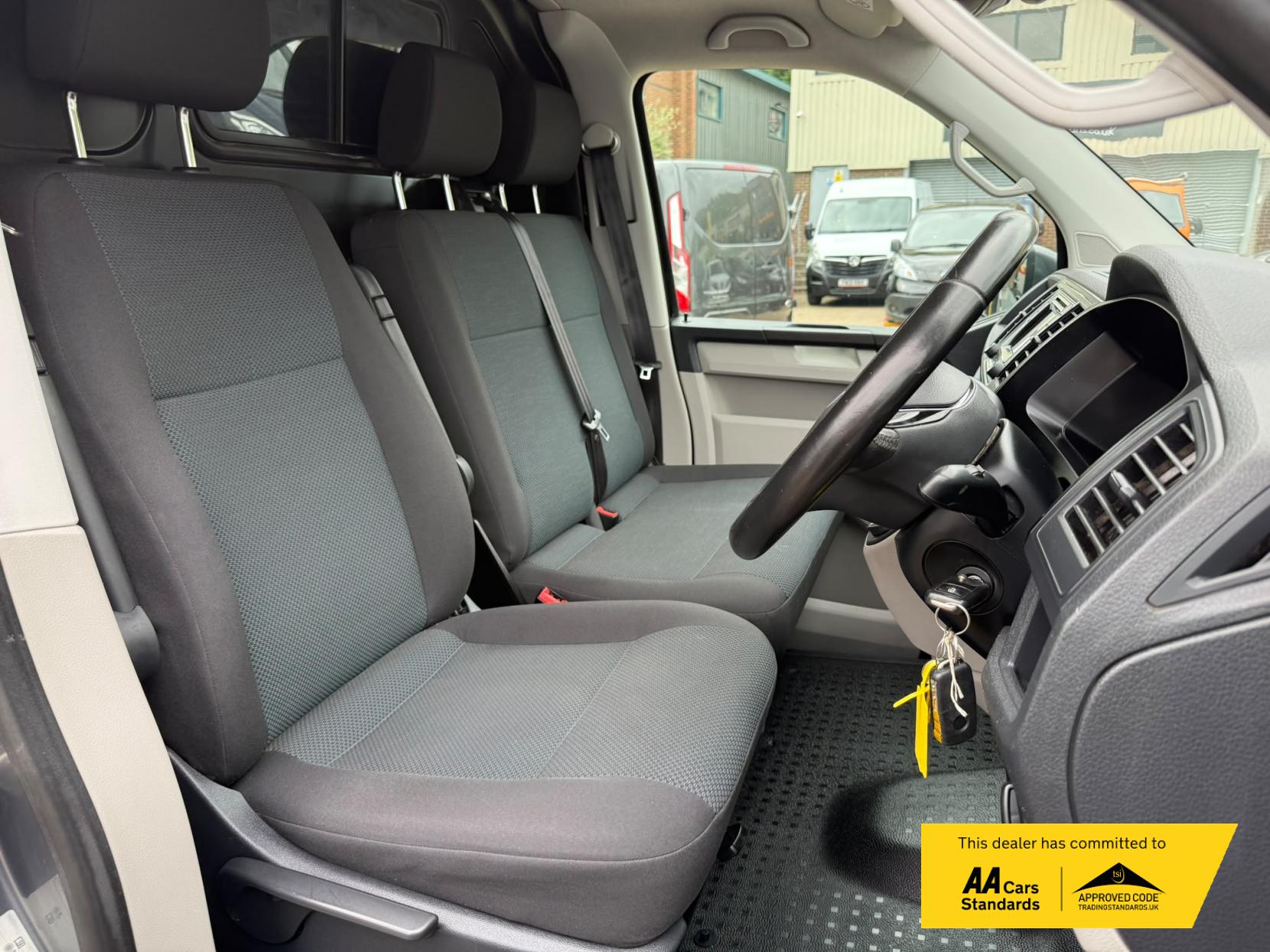 2017 Volkswagen Transporter 2.0 TDI T30 BlueMotion Tech Highline Panel Van 5dr Diesel Manual FWD LWB Euro 6 (s/s) (150 ps) - Thumbnail 17