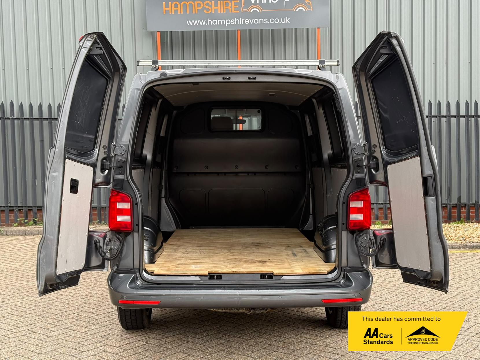 2017 Volkswagen Transporter 2.0 TDI T30 BlueMotion Tech Highline Panel Van 5dr Diesel Manual FWD LWB Euro 6 (s/s) (150 ps) - Thumbnail 10