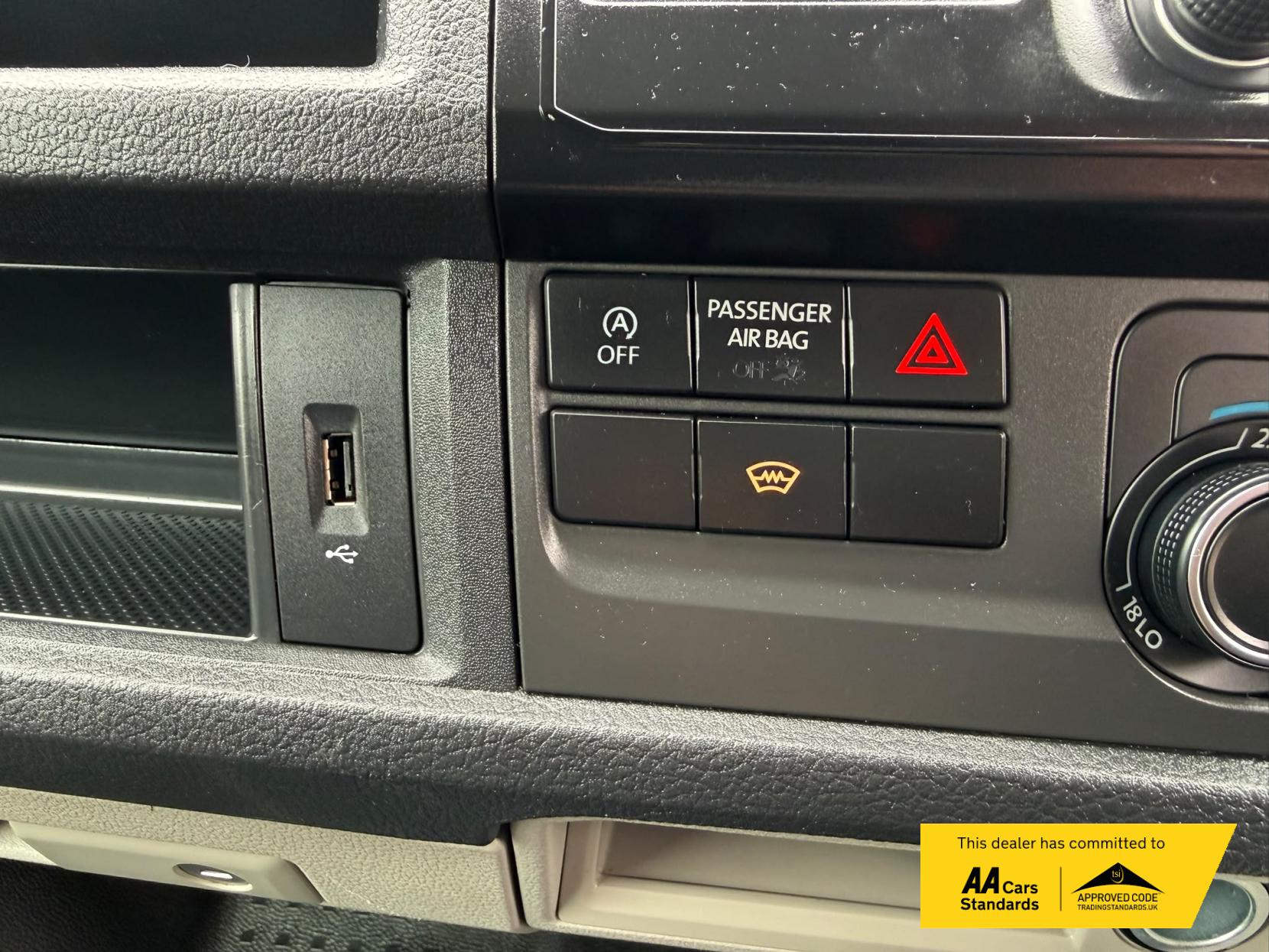 2017 Volkswagen Transporter 2.0 TDI T30 BlueMotion Tech Highline Panel Van 5dr Diesel Manual FWD LWB Euro 6 (s/s) (150 ps) - Thumbnail 37