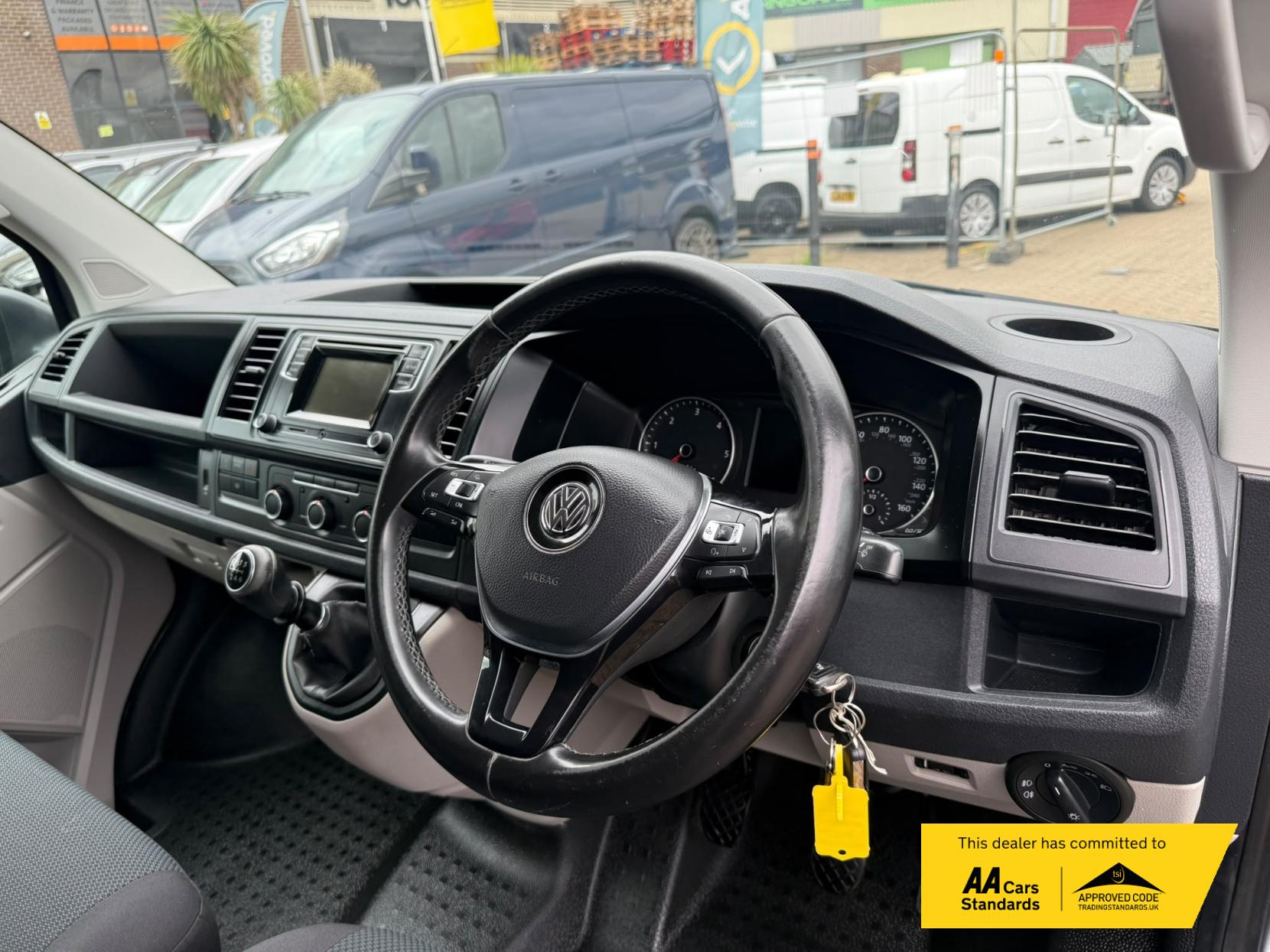 2017 Volkswagen Transporter 2.0 TDI T30 BlueMotion Tech Highline Panel Van 5dr Diesel Manual FWD LWB Euro 6 (s/s) (150 ps) - Thumbnail 41