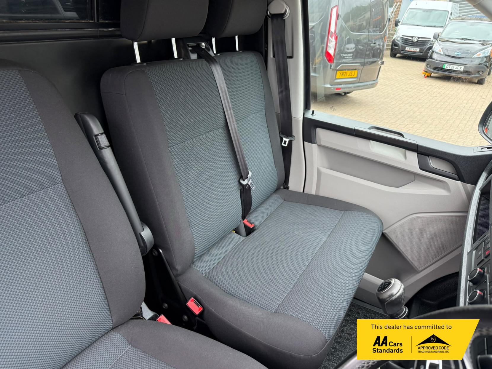 2017 Volkswagen Transporter 2.0 TDI T30 BlueMotion Tech Highline Panel Van 5dr Diesel Manual FWD LWB Euro 6 (s/s) (150 ps) - Thumbnail 19