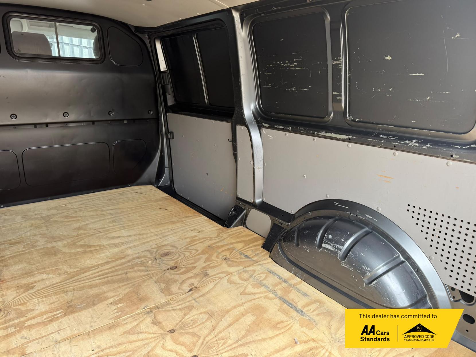 2017 Volkswagen Transporter 2.0 TDI T30 BlueMotion Tech Highline Panel Van 5dr Diesel Manual FWD LWB Euro 6 (s/s) (150 ps) - Thumbnail 14