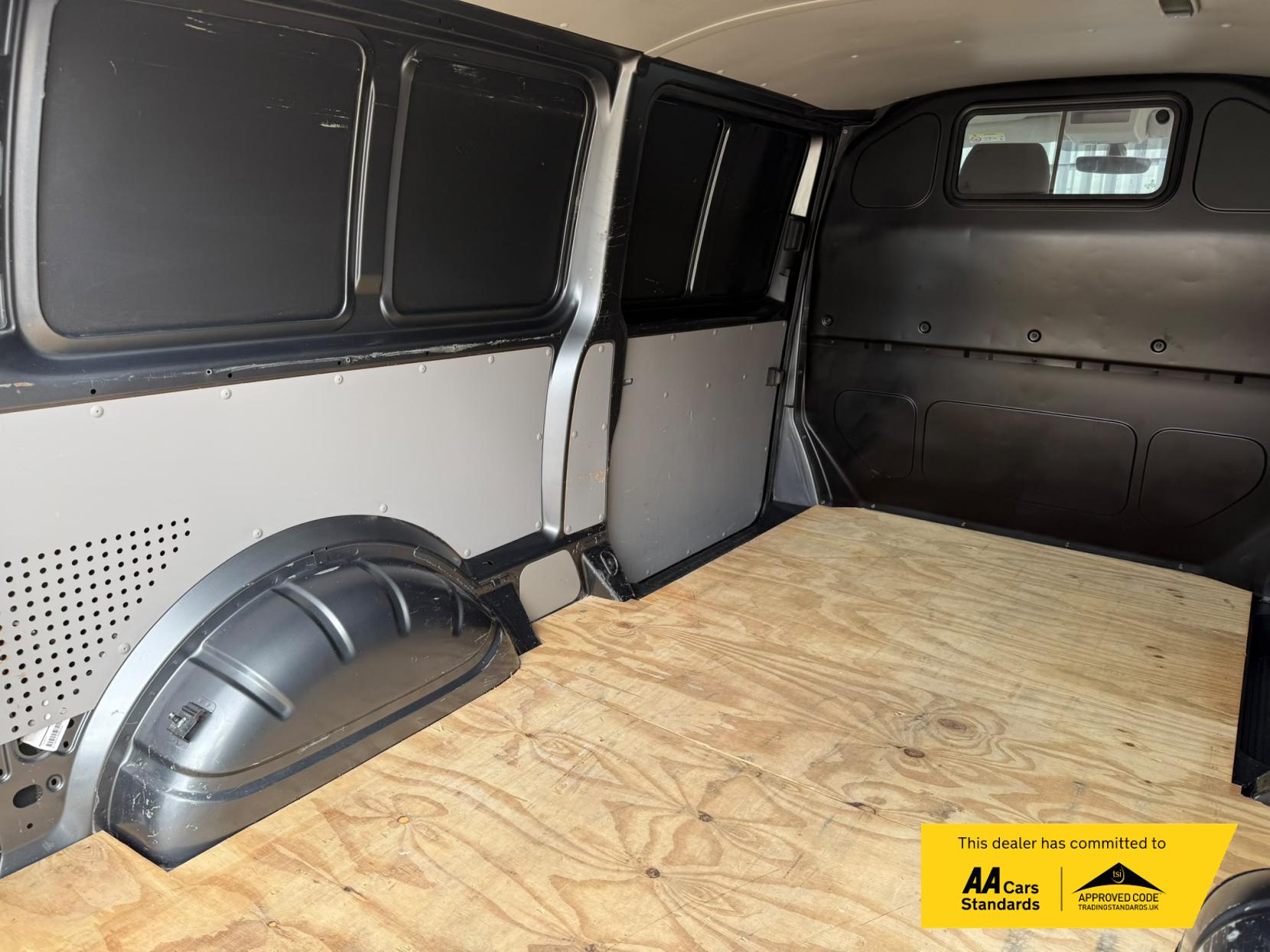 2017 Volkswagen Transporter 2.0 TDI T30 BlueMotion Tech Highline Panel Van 5dr Diesel Manual FWD LWB Euro 6 (s/s) (150 ps) - Thumbnail 12