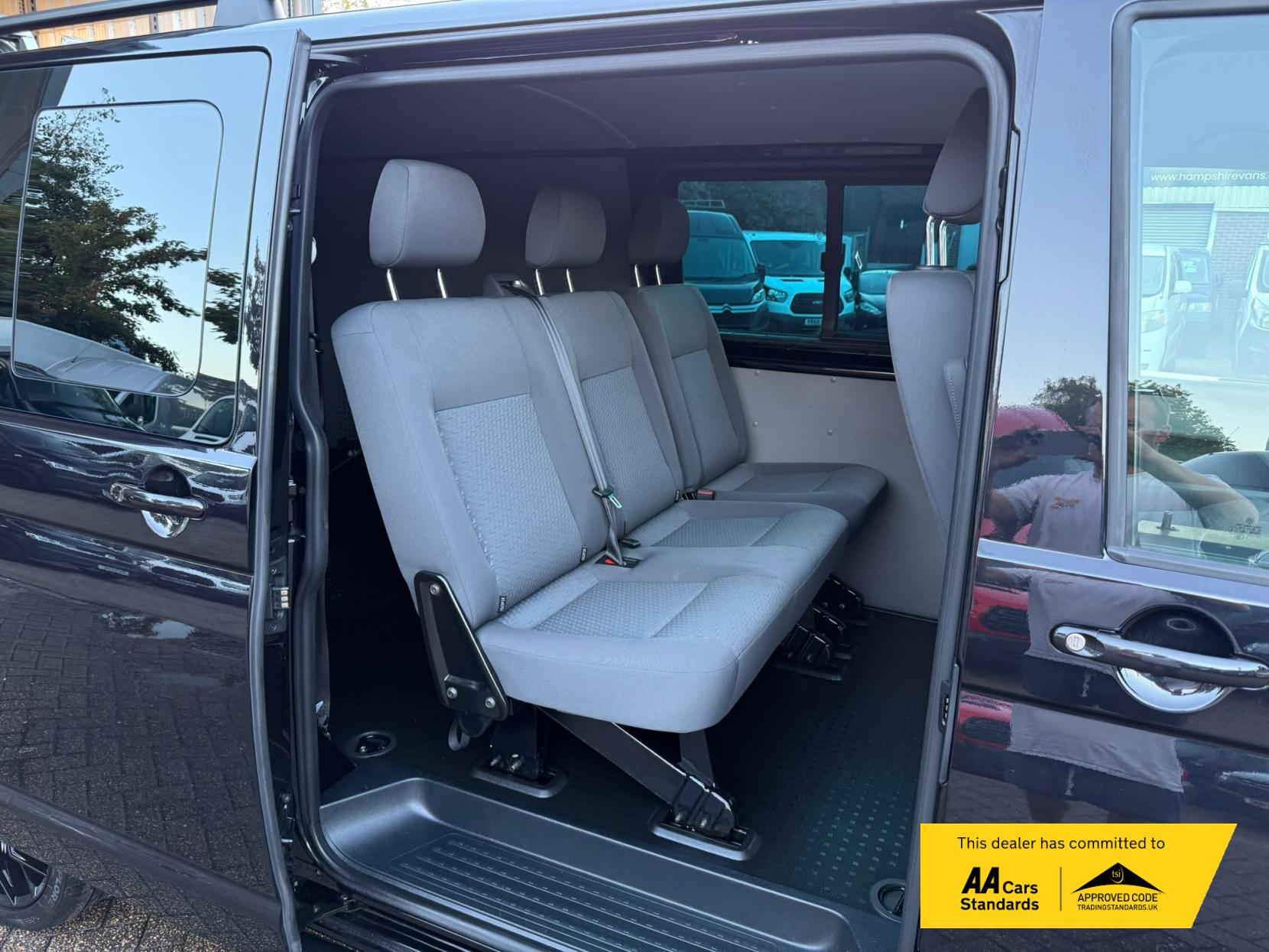 2014 Volkswagen Transporter 2.0 TDI T32 Highline Kombi 4dr Diesel Manual L3 H1 (198 g/km, 138.08 bhp) - Thumbnail 16