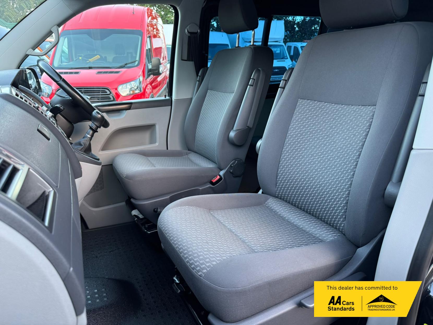 2014 Volkswagen Transporter 2.0 TDI T32 Highline Kombi 4dr Diesel Manual L3 H1 (198 g/km, 138.08 bhp) - Thumbnail 22