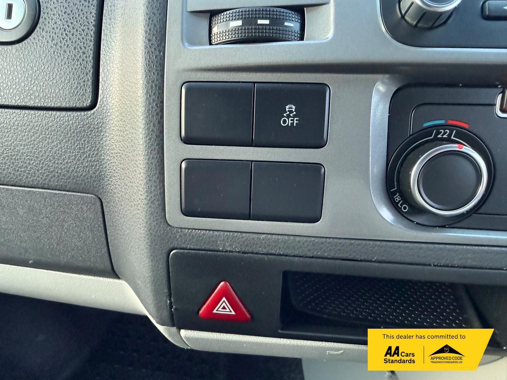 2014 Volkswagen Transporter 2.0 TDI T32 Highline Kombi 4dr Diesel Manual L3 H1 (198 g/km, 138.08 bhp) - Thumbnail 37