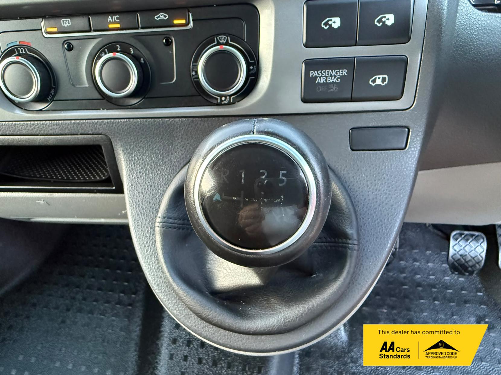 2014 Volkswagen Transporter 2.0 TDI T32 Highline Kombi 4dr Diesel Manual L3 H1 (198 g/km, 138.08 bhp) - Thumbnail 40