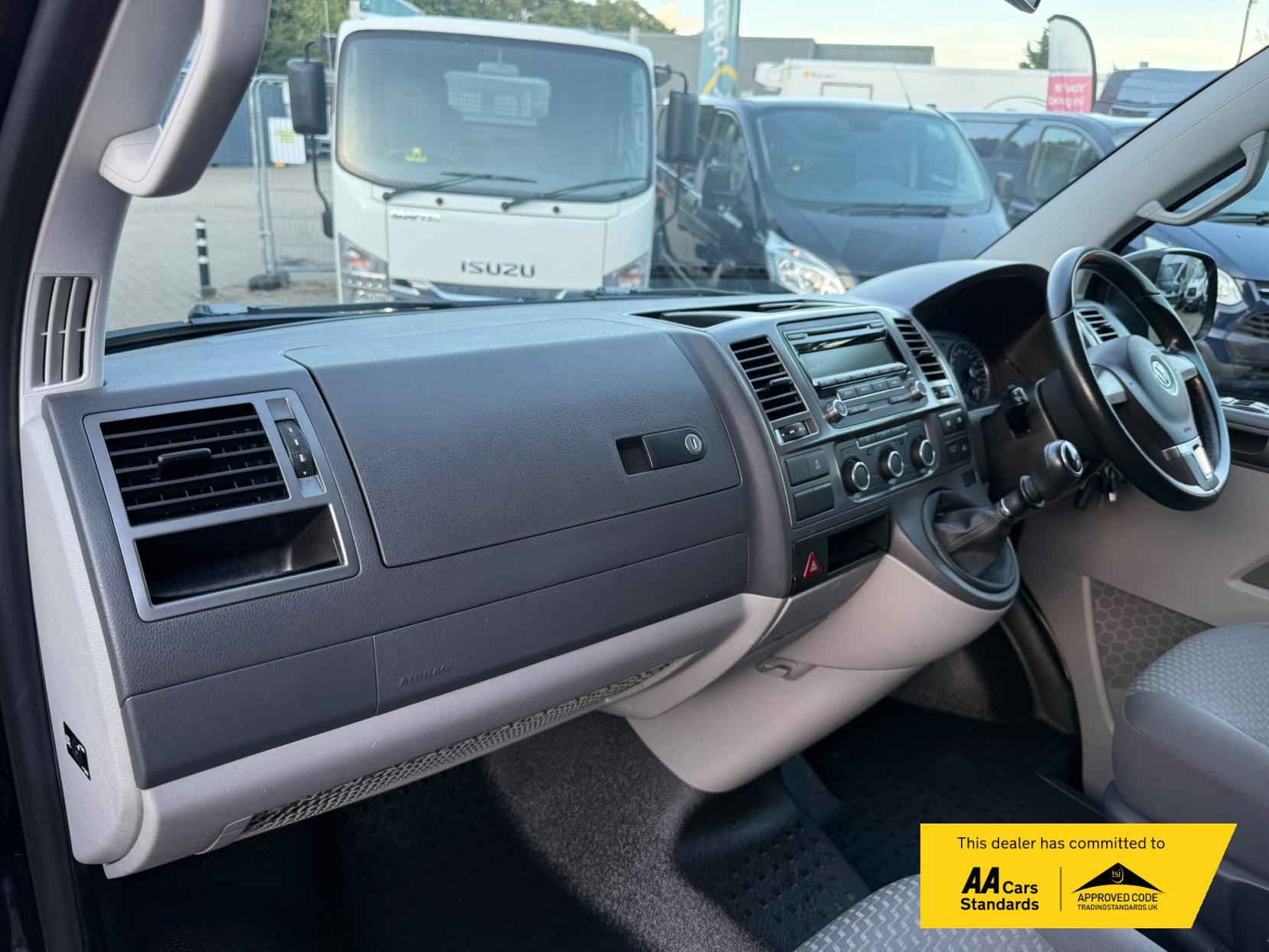 2014 Volkswagen Transporter 2.0 TDI T32 Highline Kombi 4dr Diesel Manual L3 H1 (198 g/km, 138.08 bhp) - Thumbnail 30
